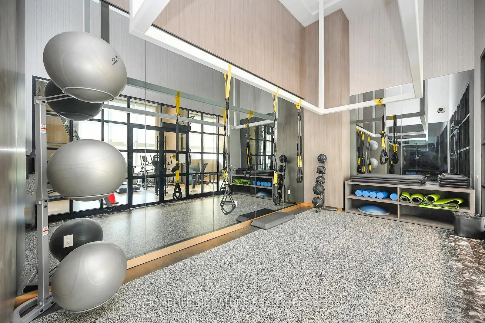 395 Dundas Street W, #327