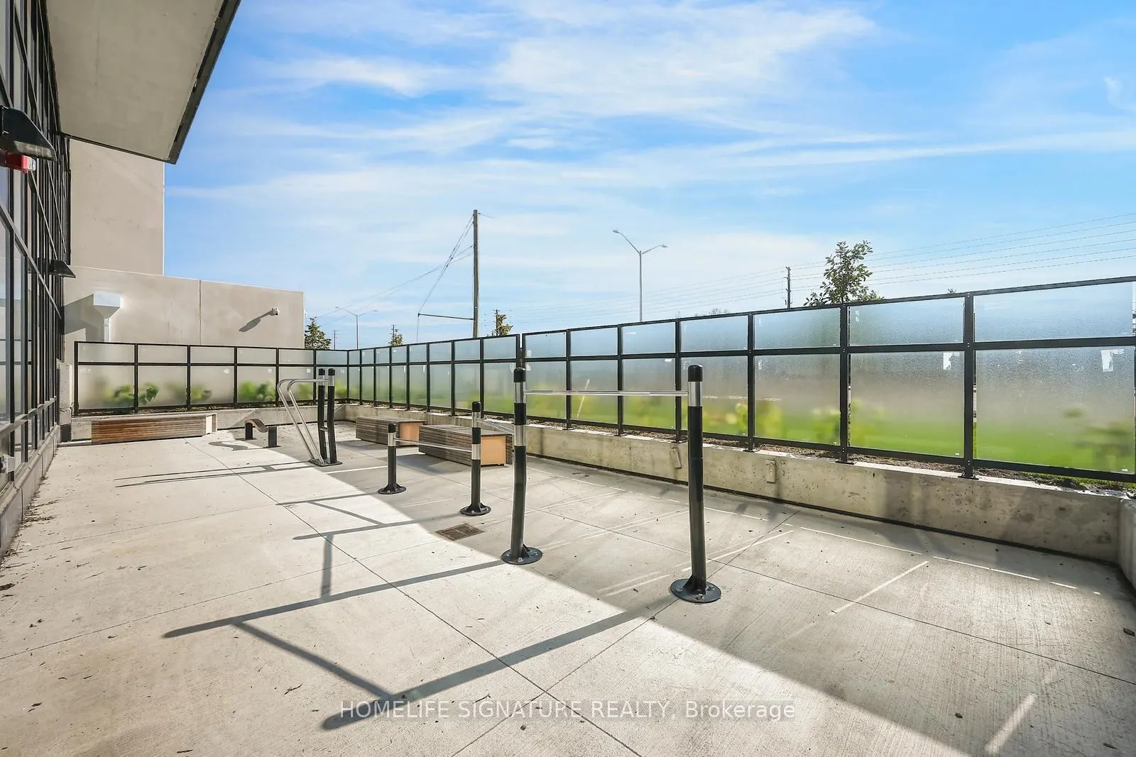 395 Dundas Street W, #327