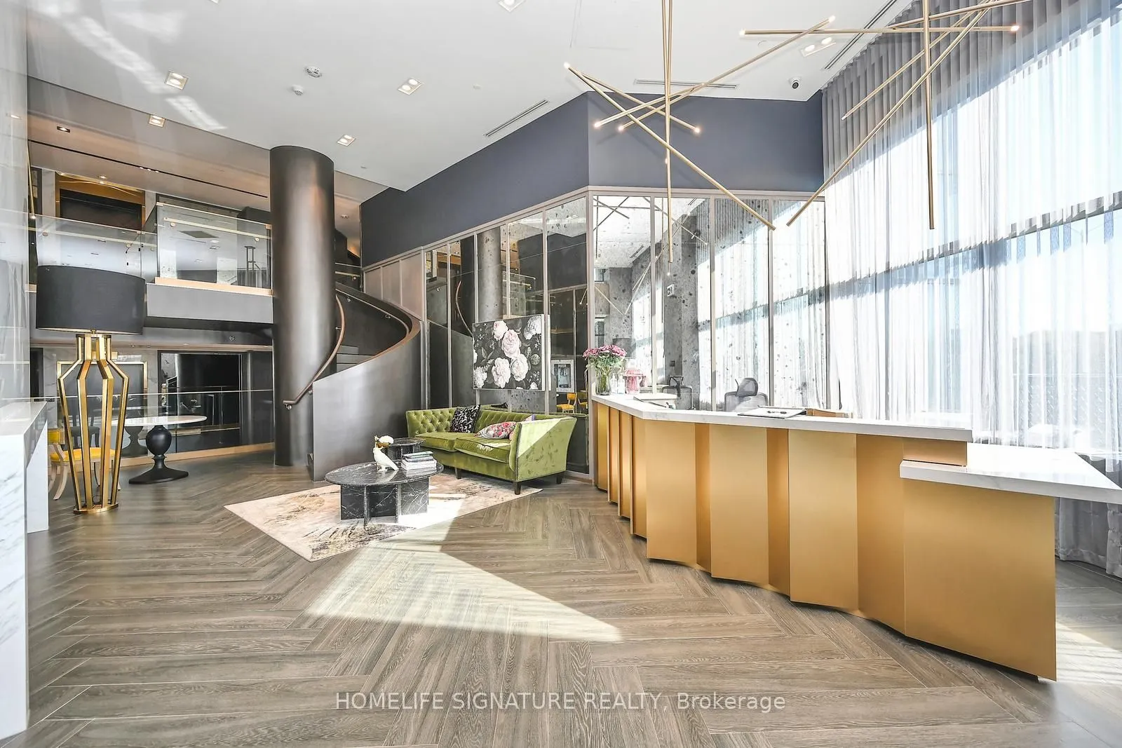 395 Dundas Street W, #327