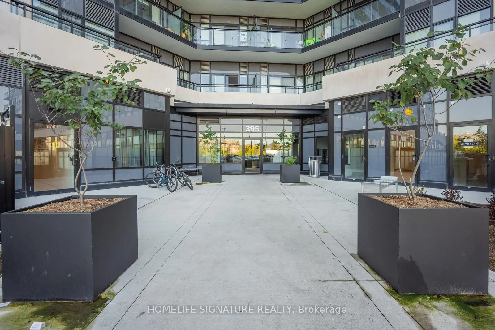 395 Dundas Street W, #327