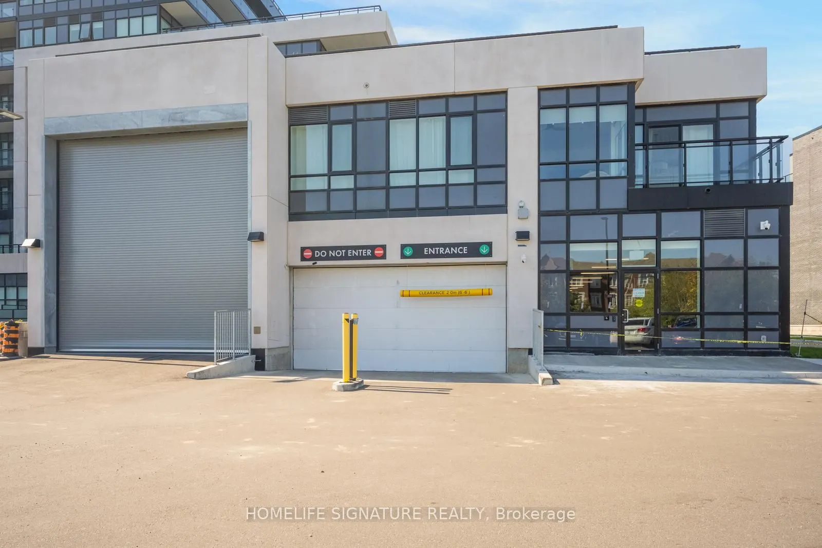 395 Dundas Street W, #327