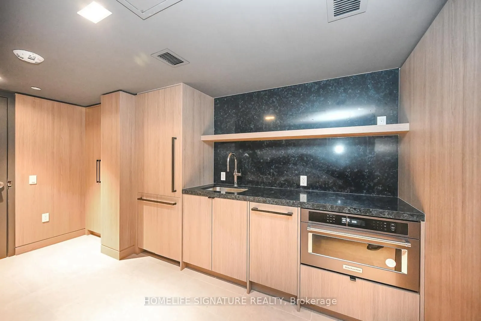 395 Dundas Street W, #327