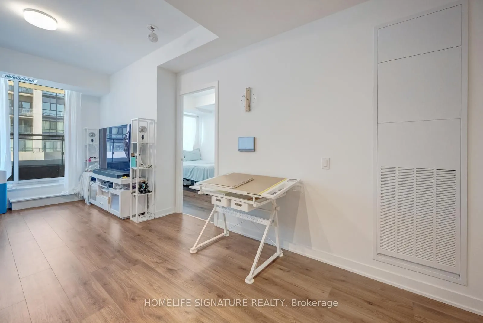 395 Dundas Street W, #327