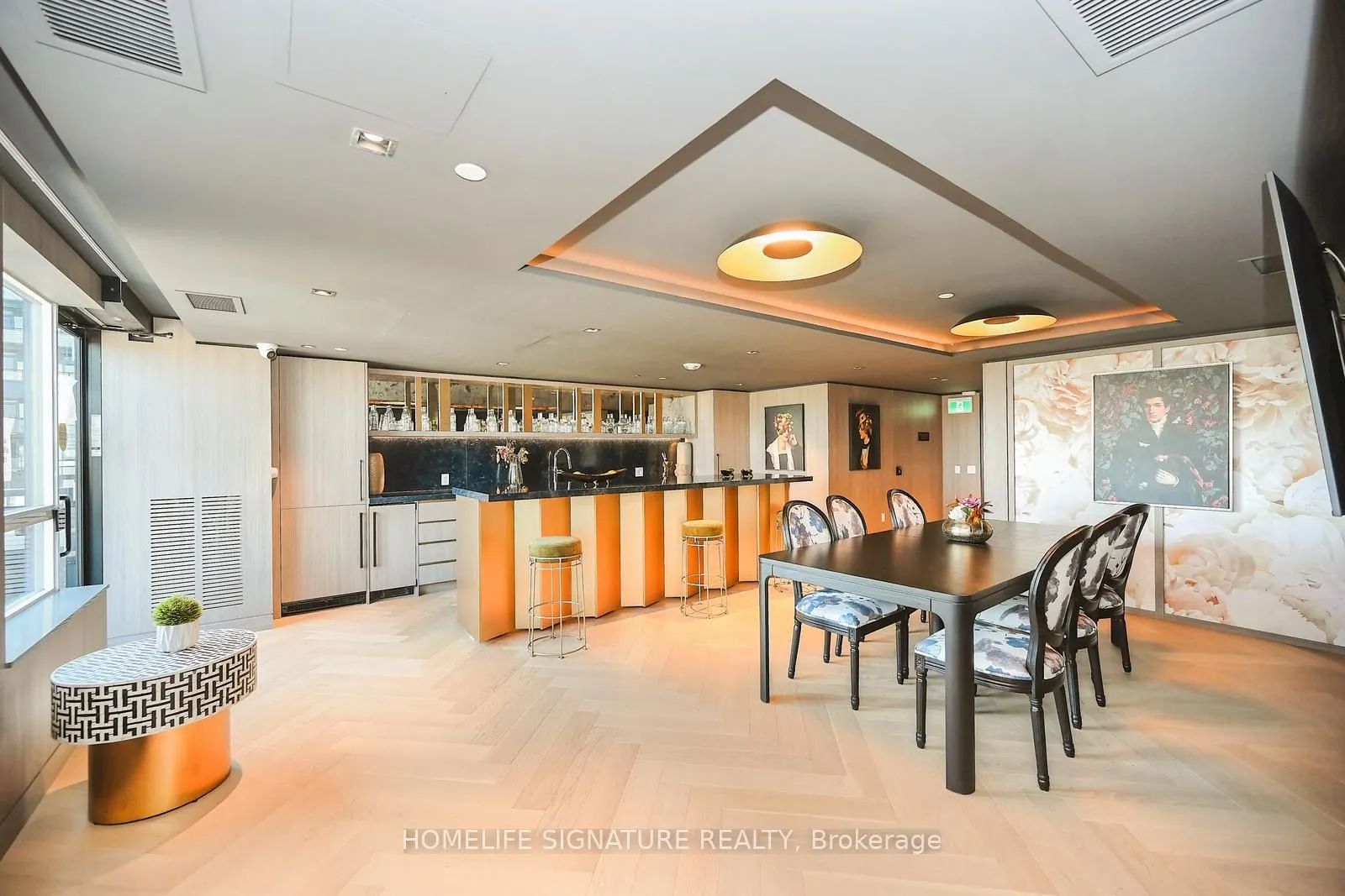 395 Dundas Street W, #327