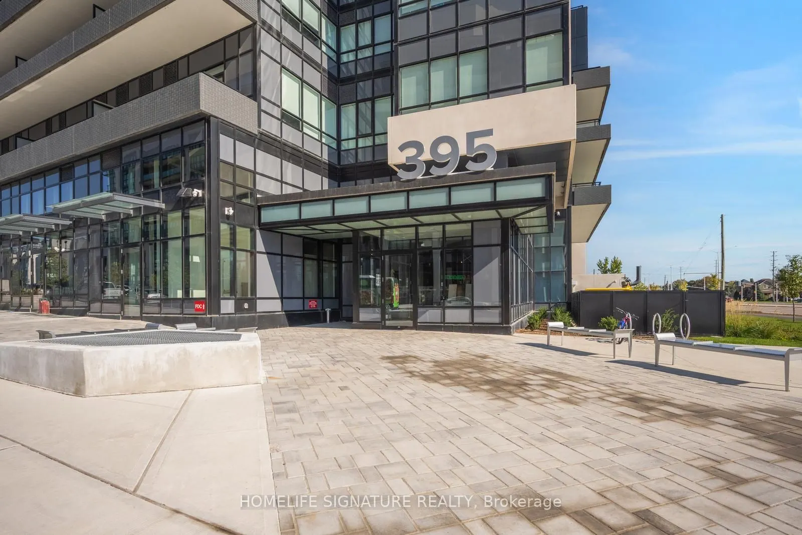 395 Dundas Street W, #327