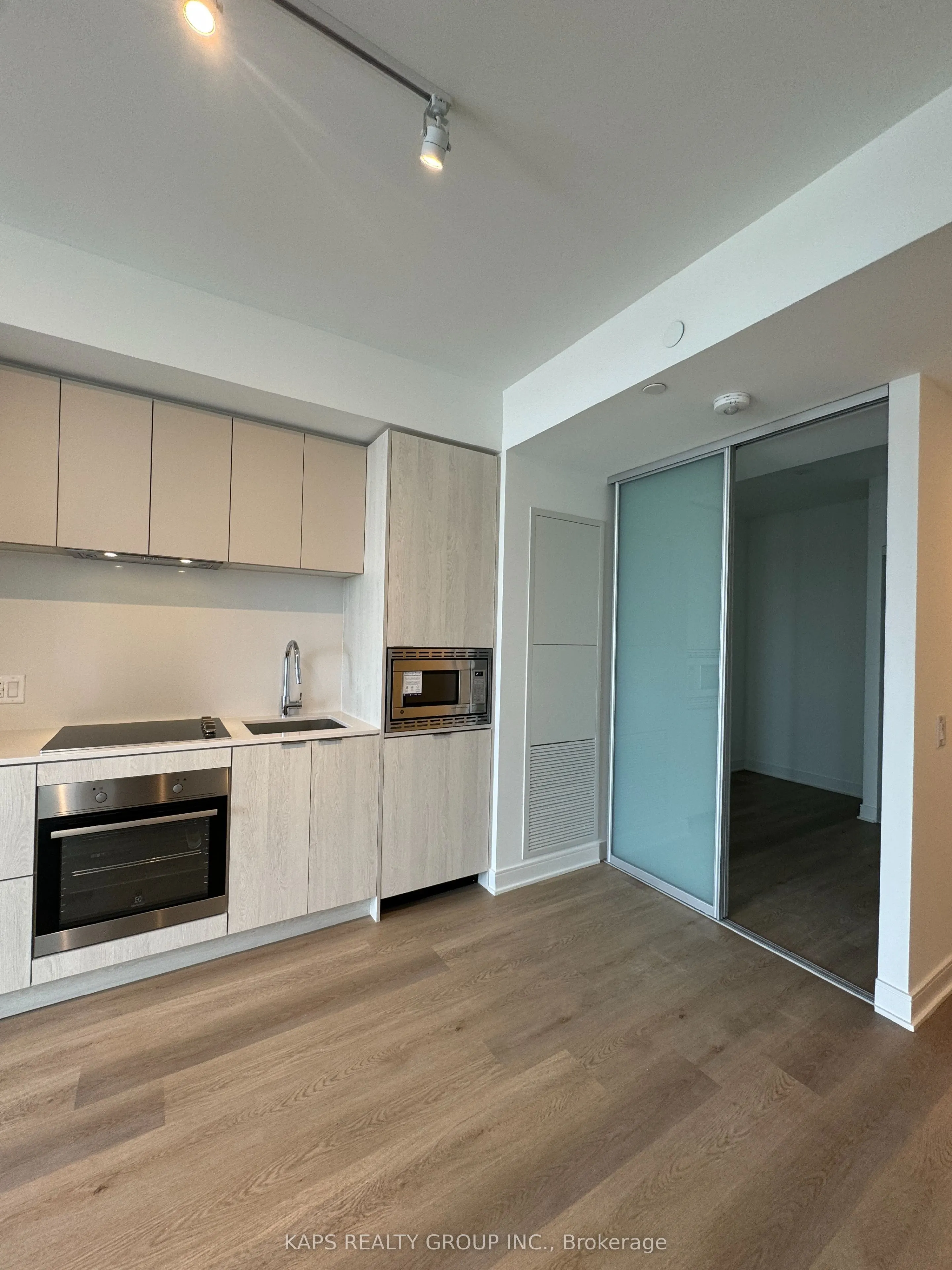 86 DUNDAS Street, #1018