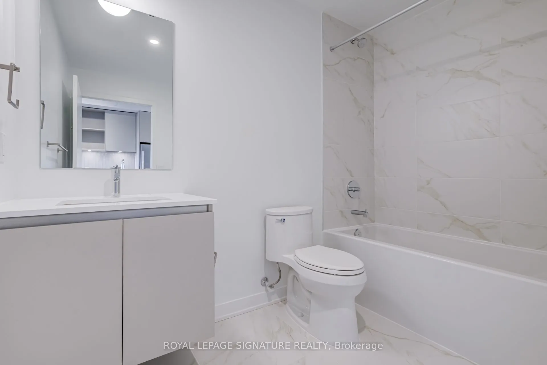 395 Dundas Street W, #631