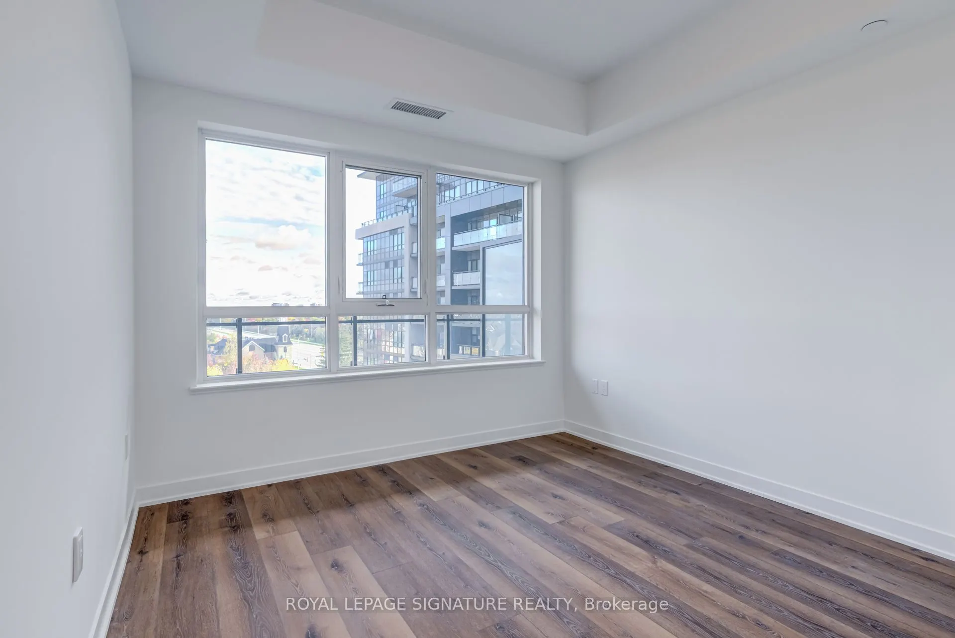 395 Dundas Street W, #631