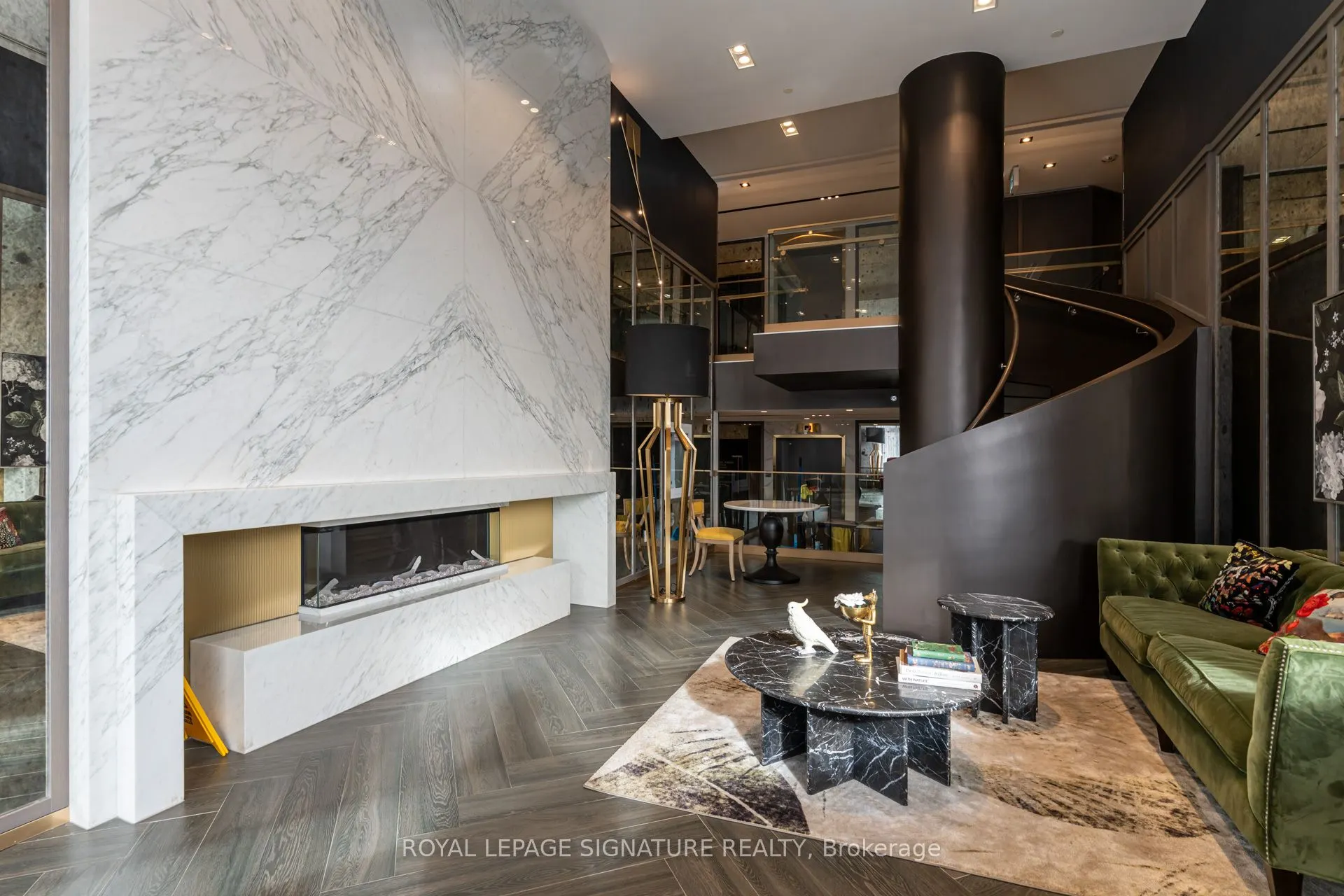 395 Dundas Street W, #631