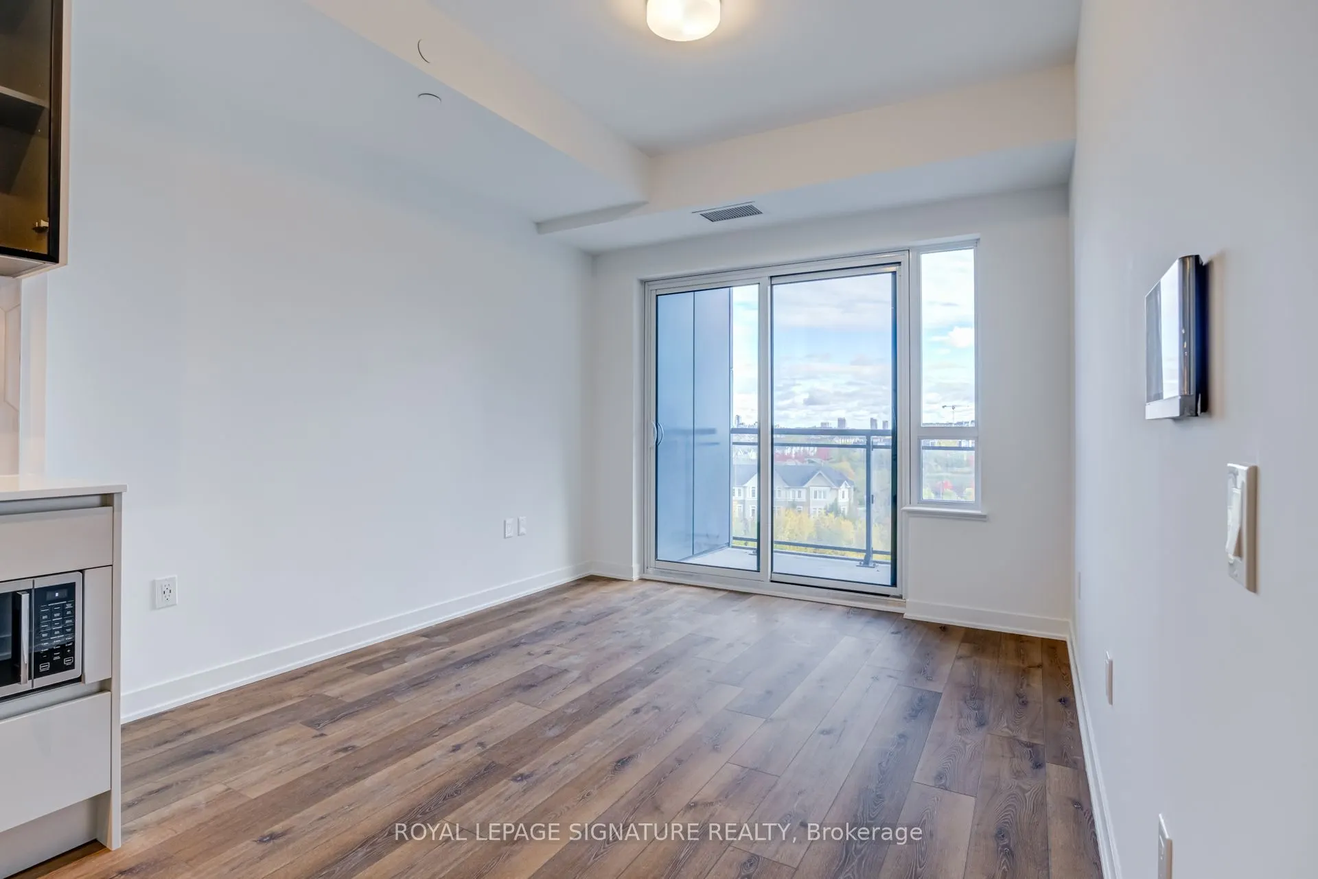 395 Dundas Street W, #631