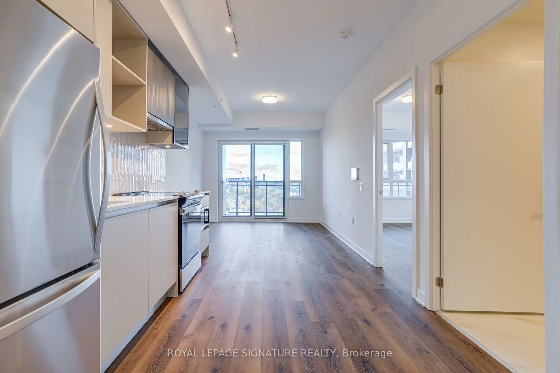 395 Dundas Street W, #631