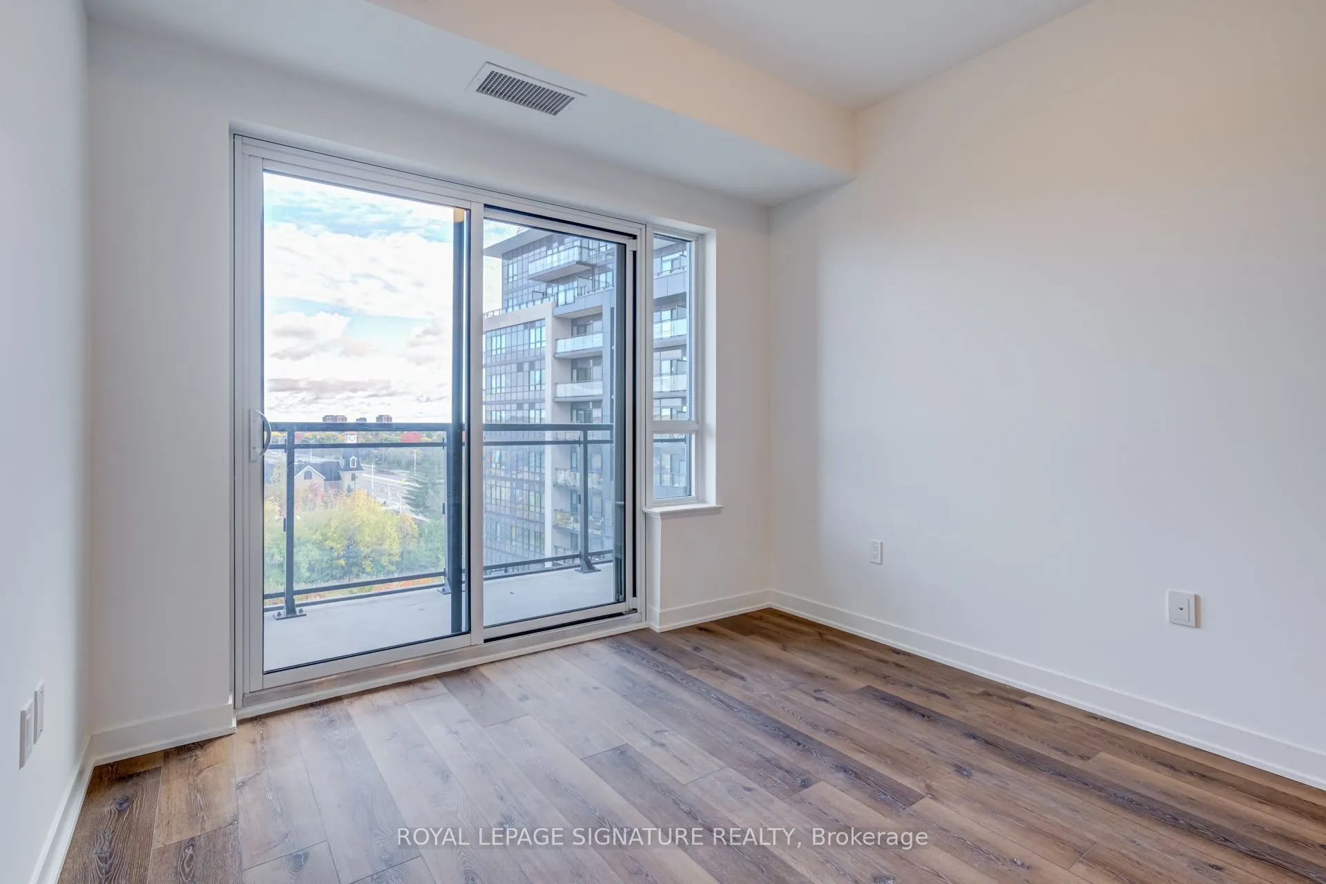 395 Dundas Street W, #631