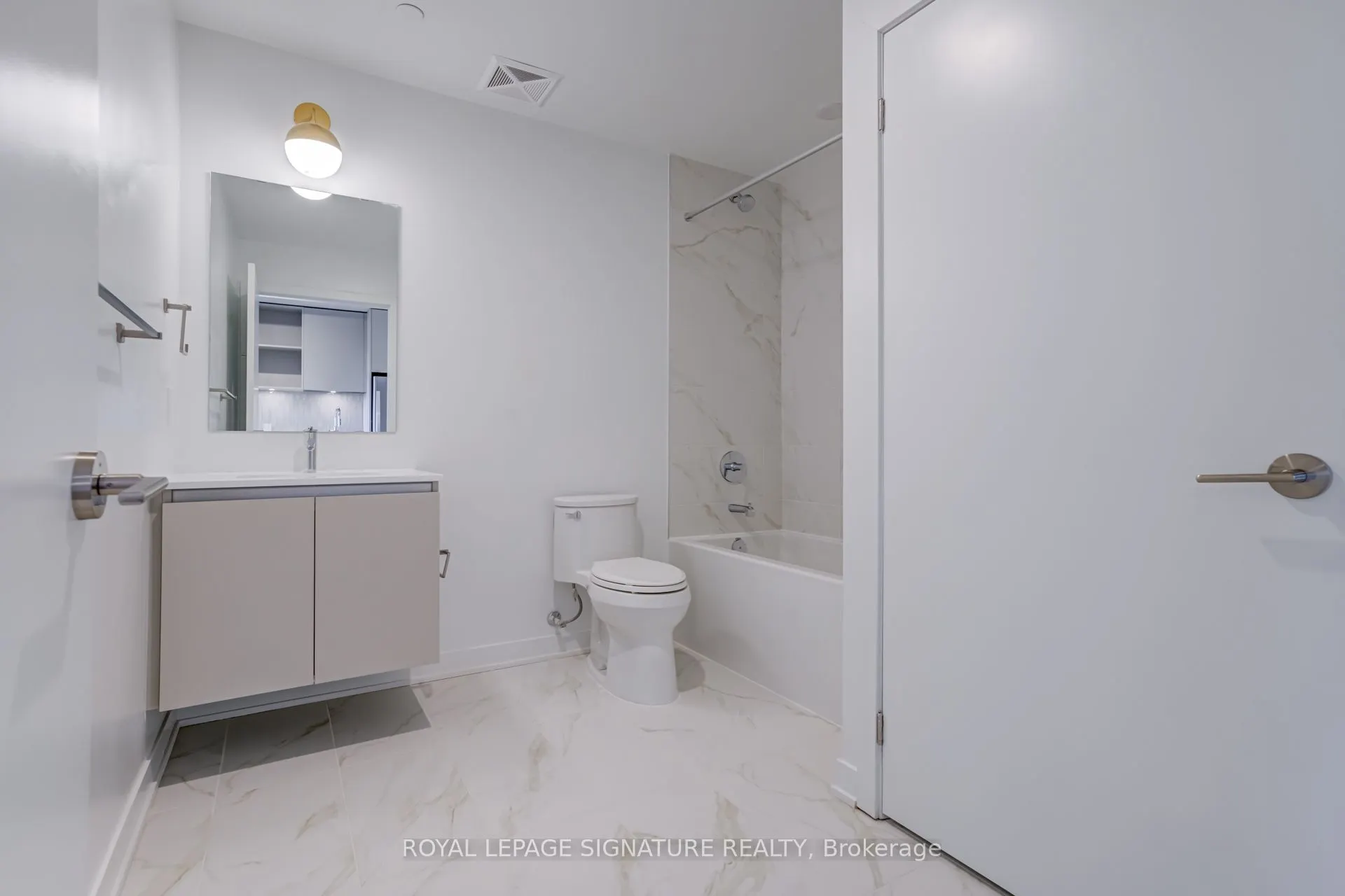 395 Dundas Street W, #631