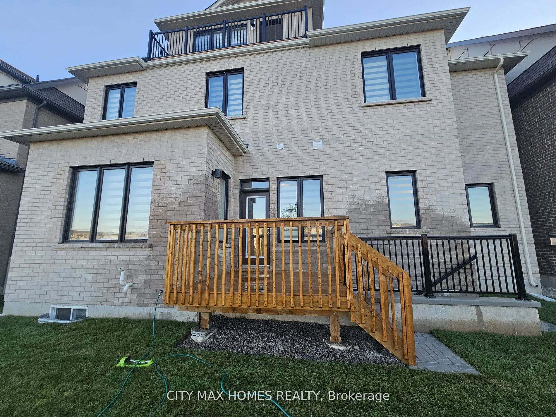 3240 Mariner Passage