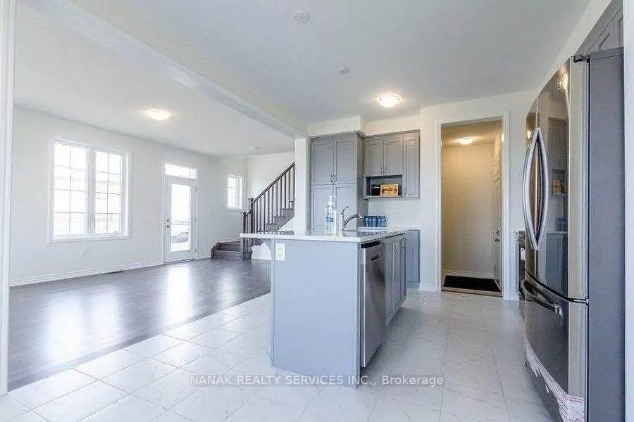 583 Queen Mary Drive, #UPPER