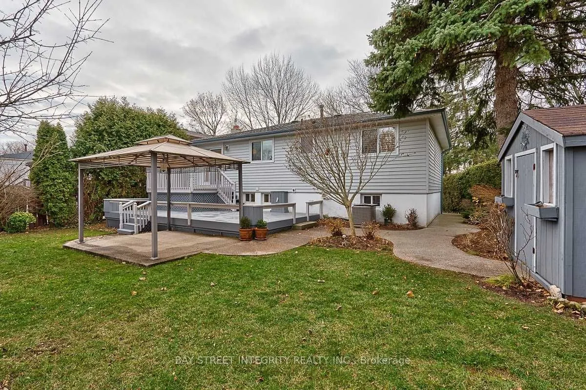 1261 Richards Crescent