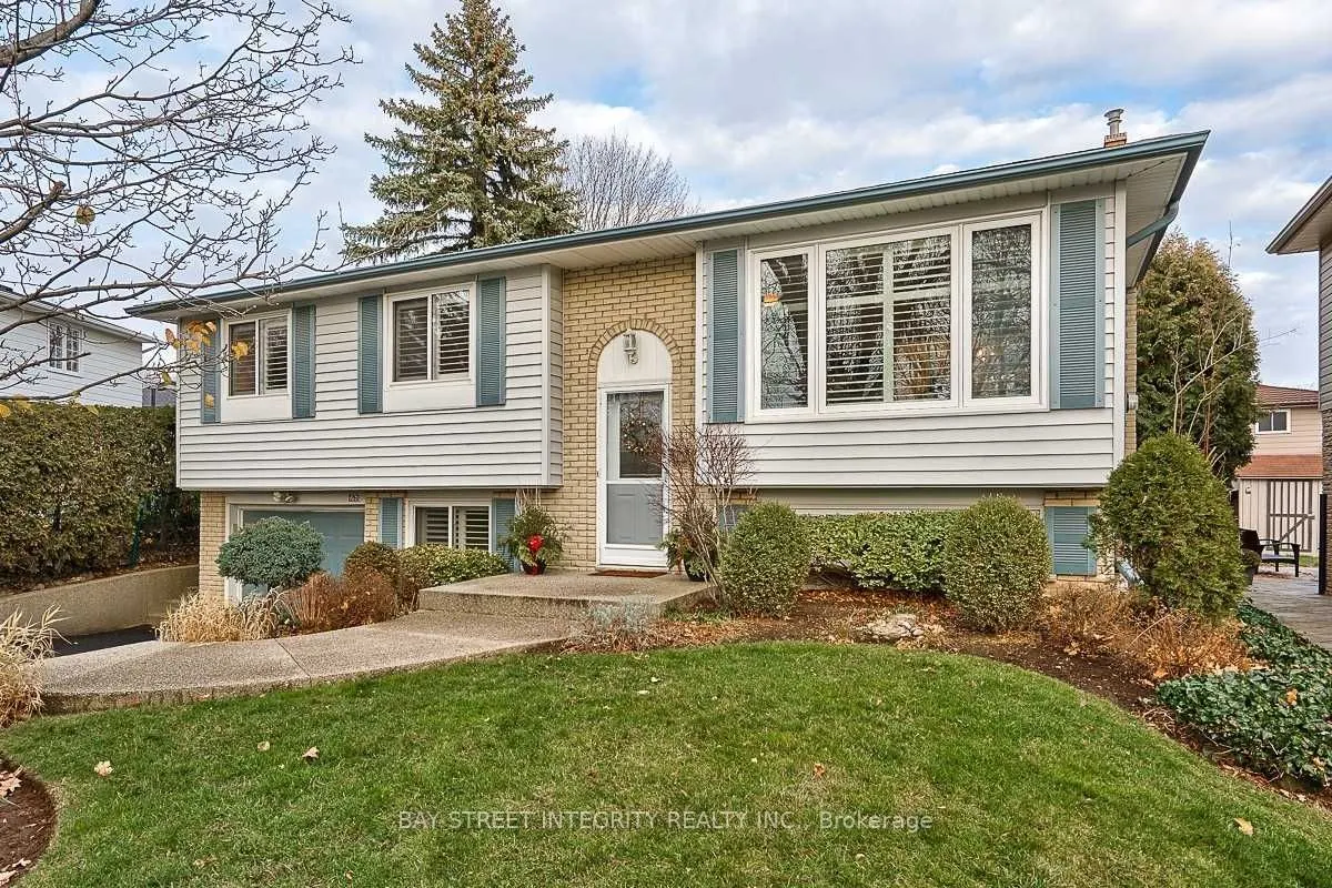 1261 Richards Crescent