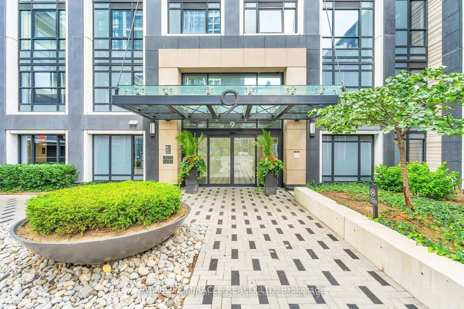 7 Mabelle Avenue, #3510