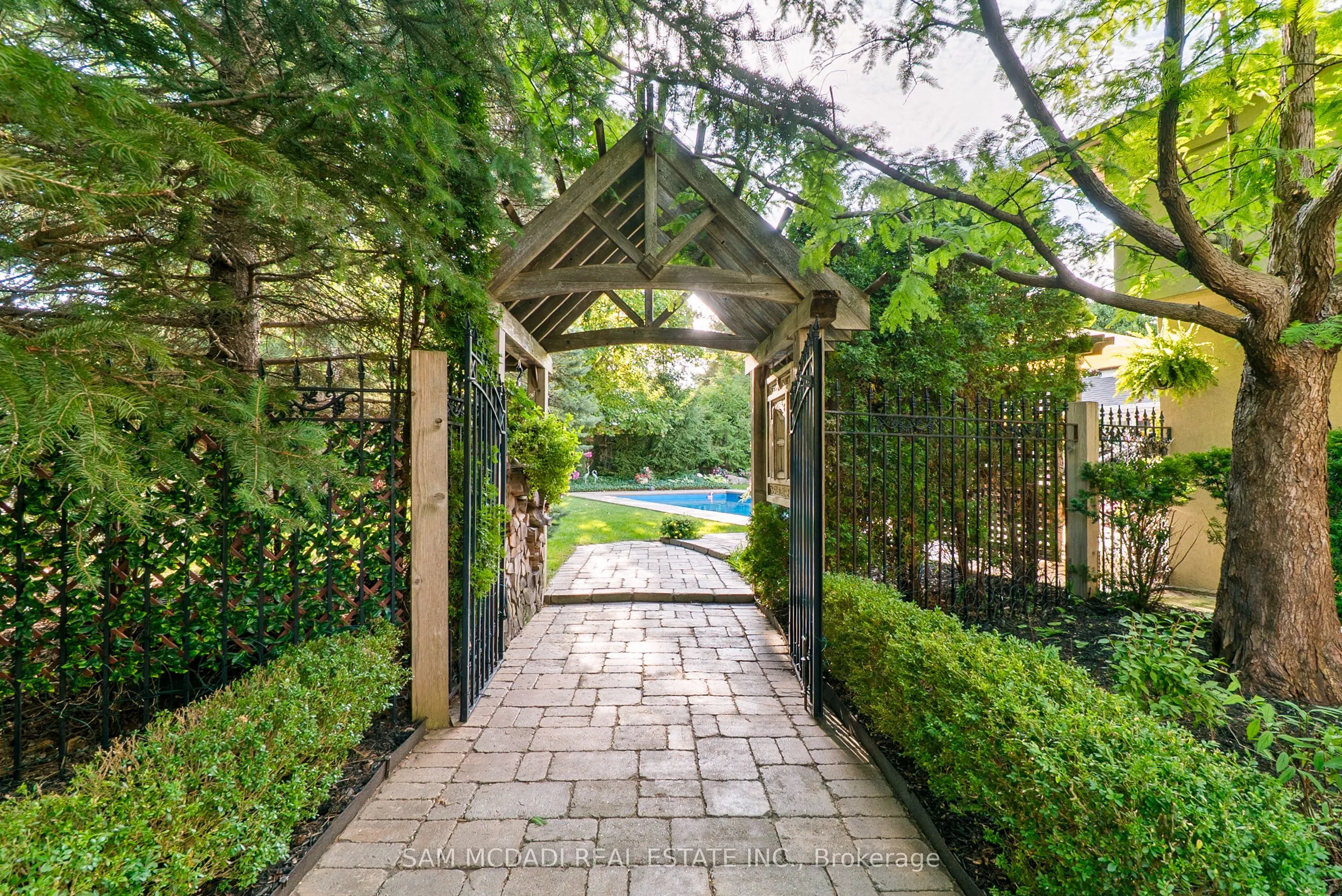 1522 Glenhill Crescent