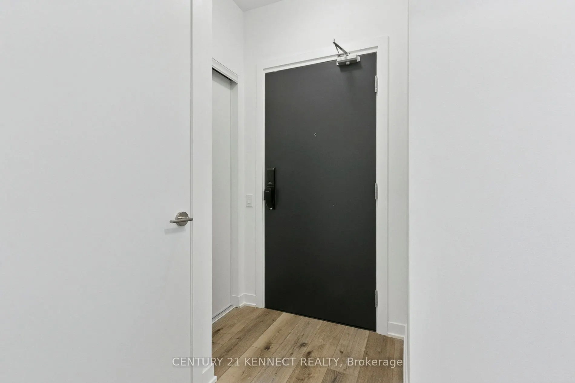 395 Dundas Street W, #628