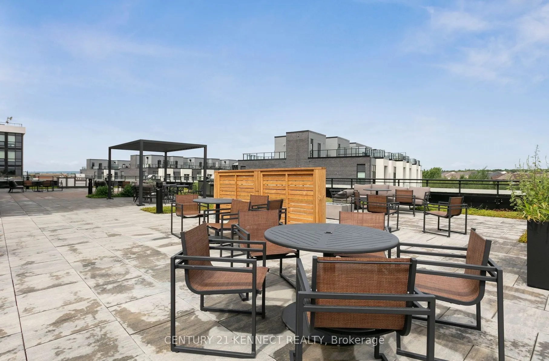 395 Dundas Street W, #628