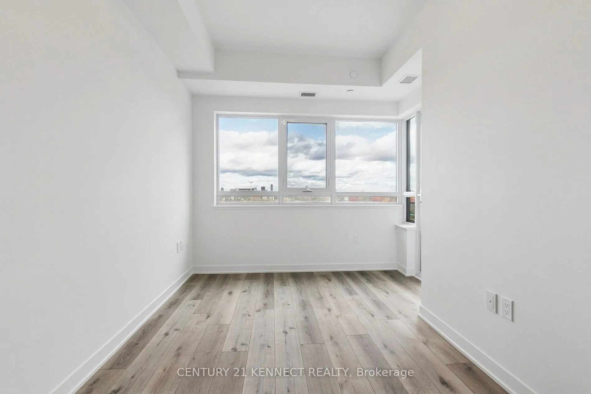 395 Dundas Street W, #628