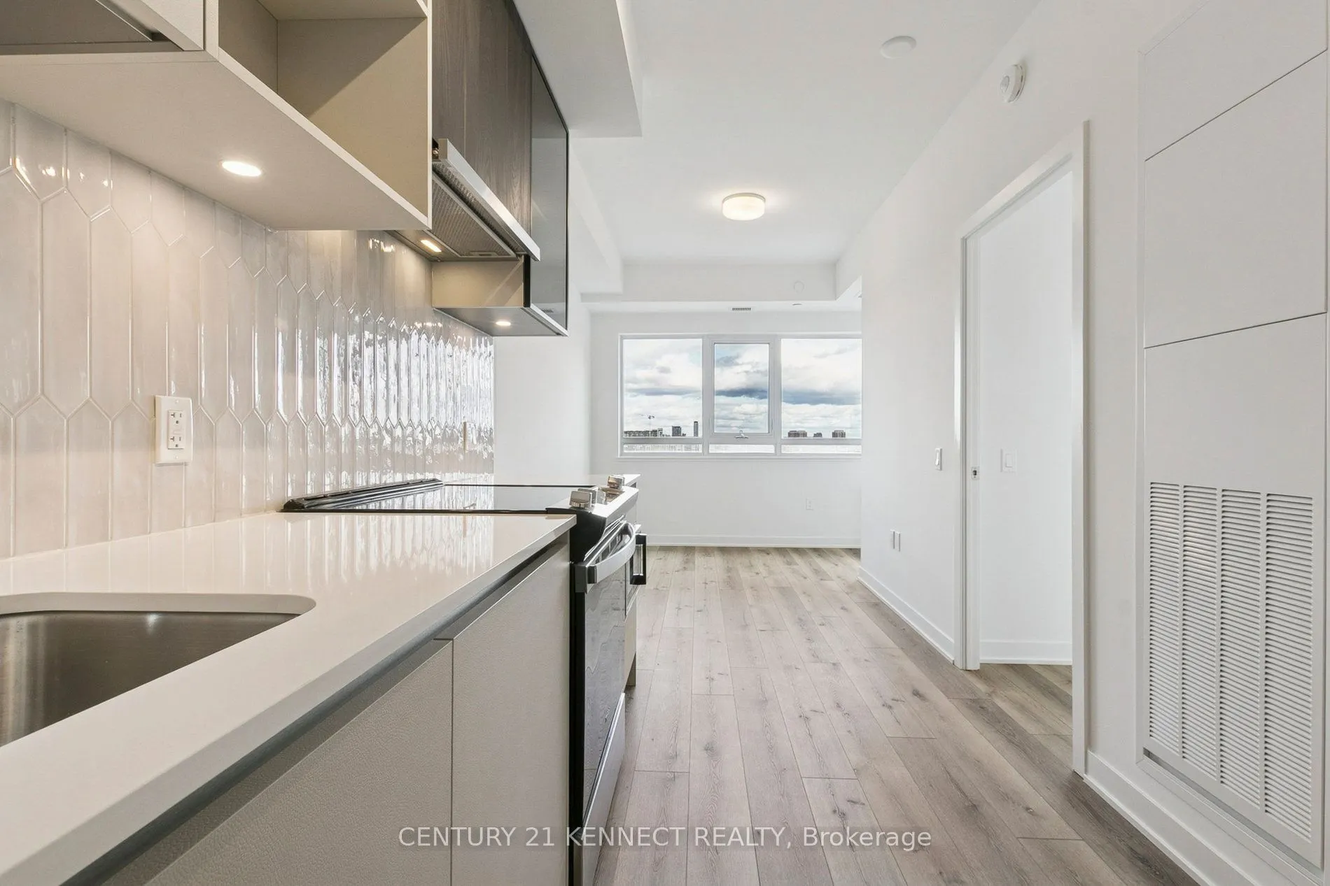 395 Dundas Street W, #628