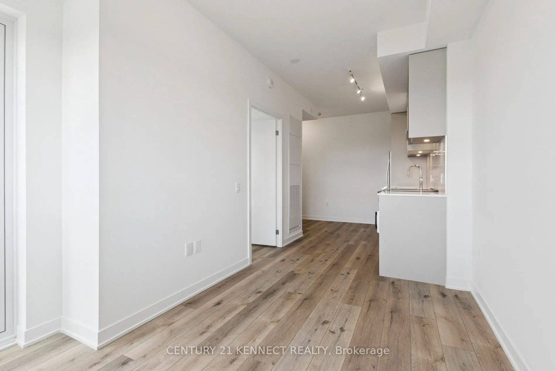 395 Dundas Street W, #628