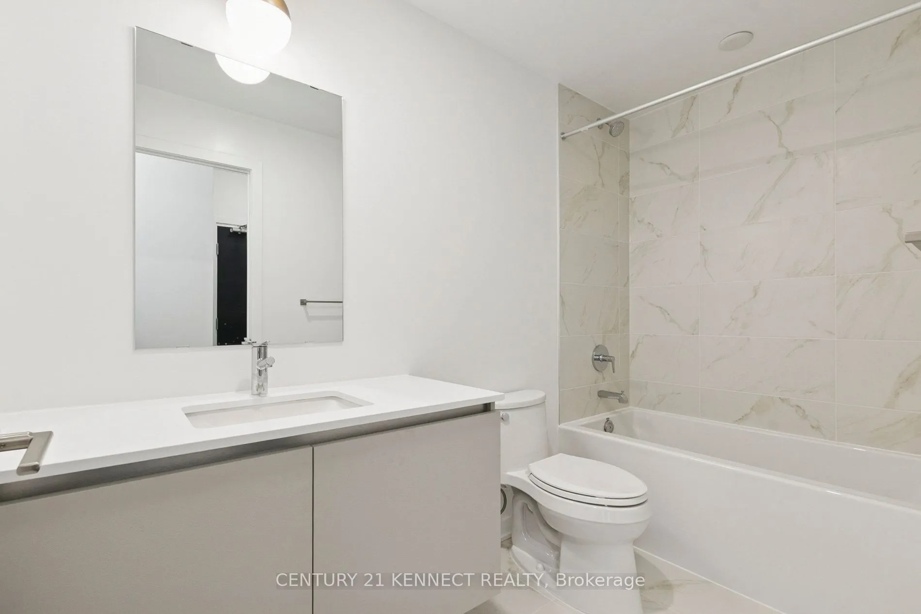 395 Dundas Street W, #628