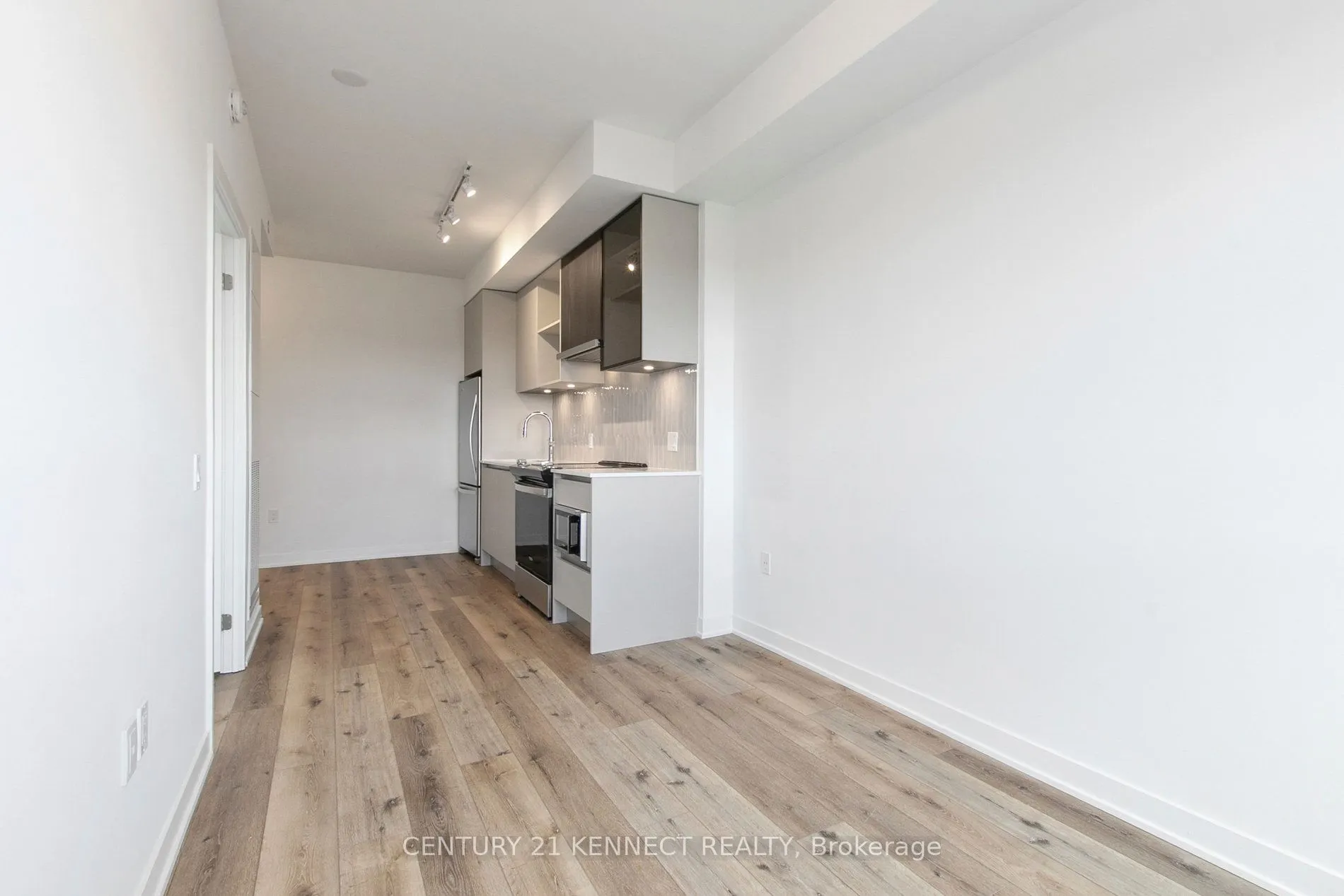 395 Dundas Street W, #628