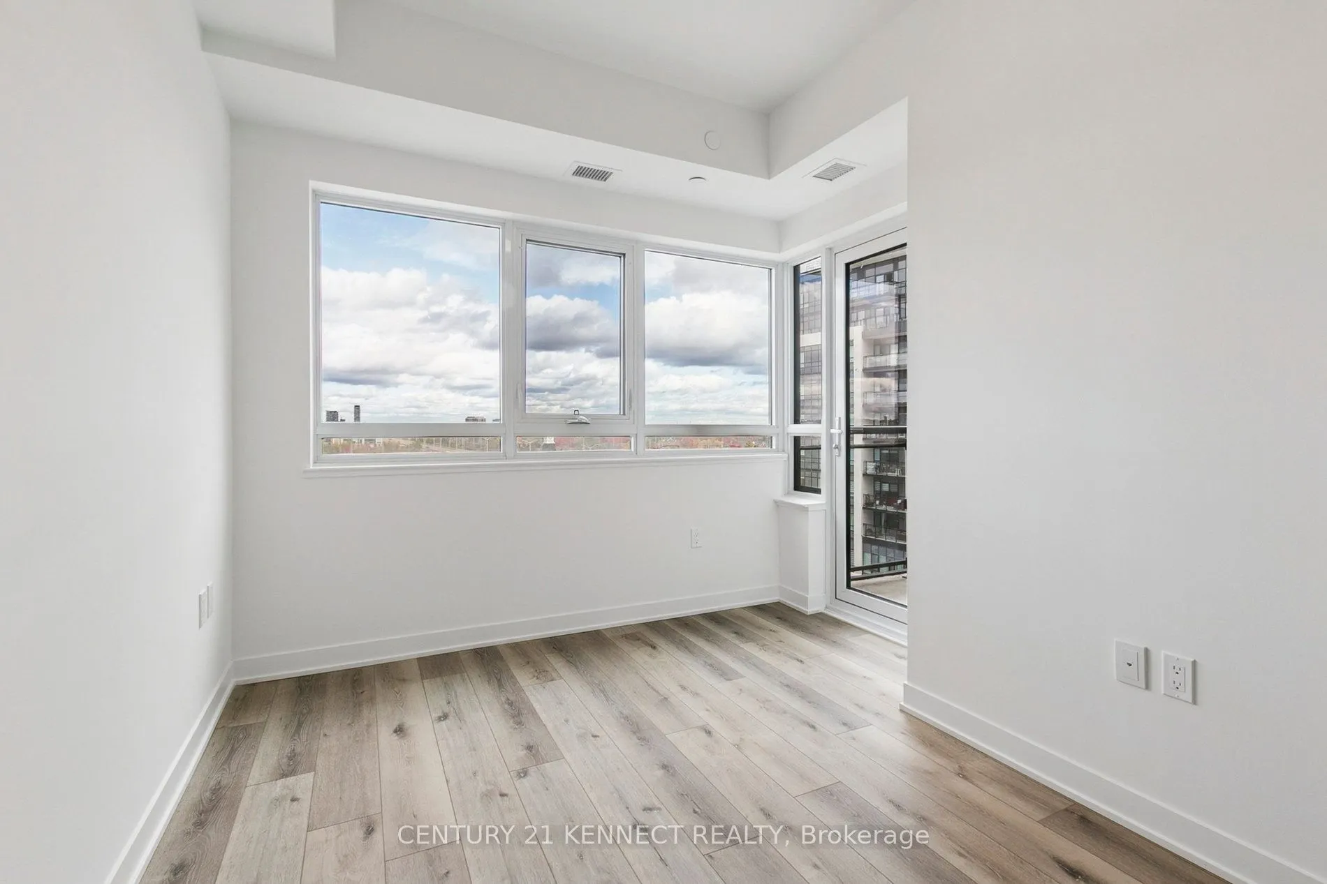 395 Dundas Street W, #628