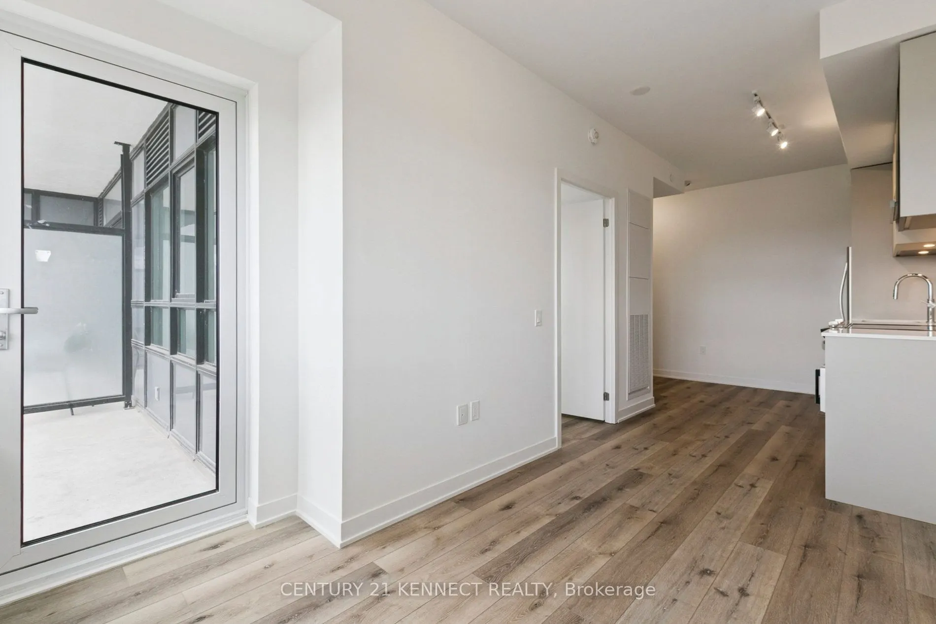 395 Dundas Street W, #628