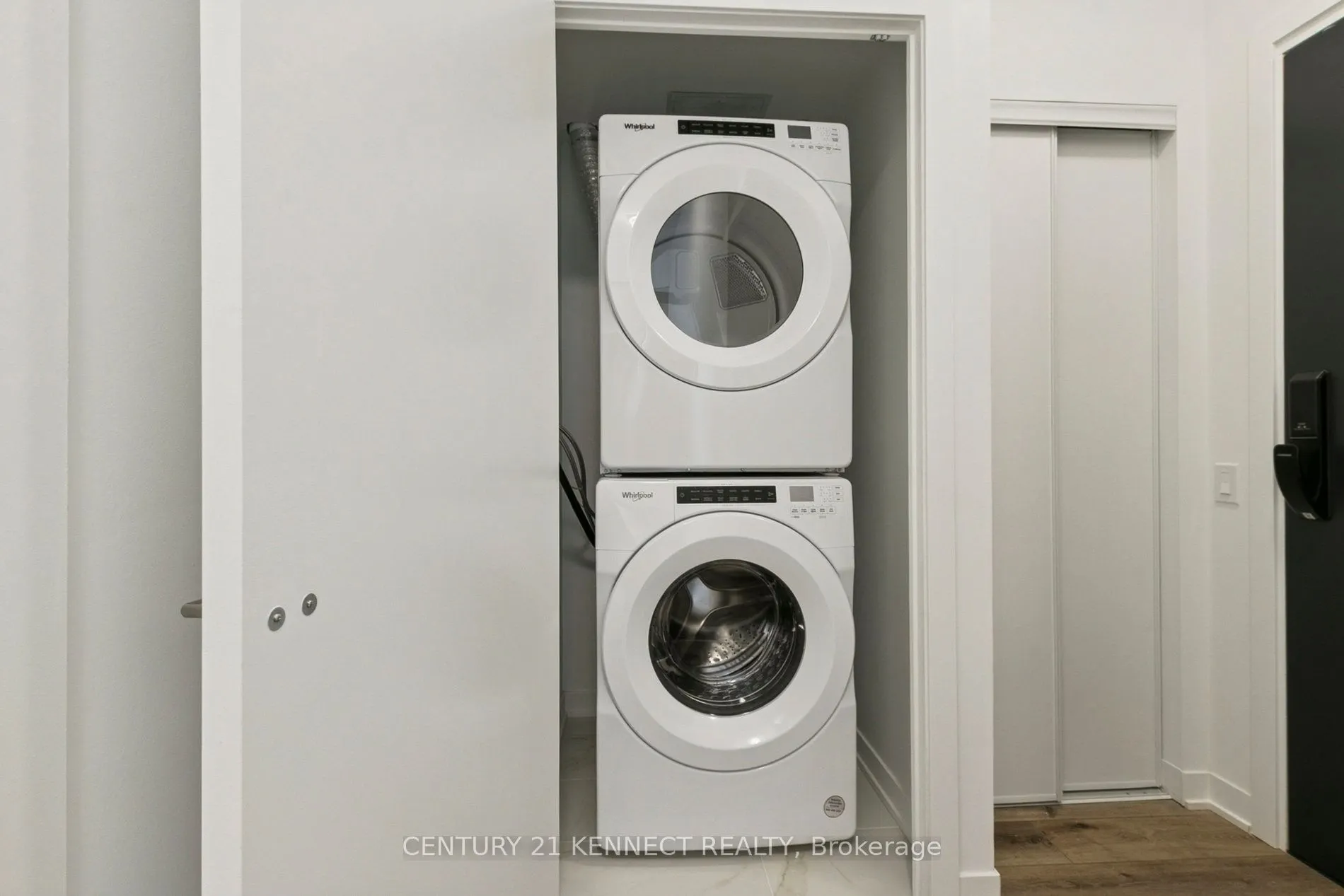 395 Dundas Street W, #628