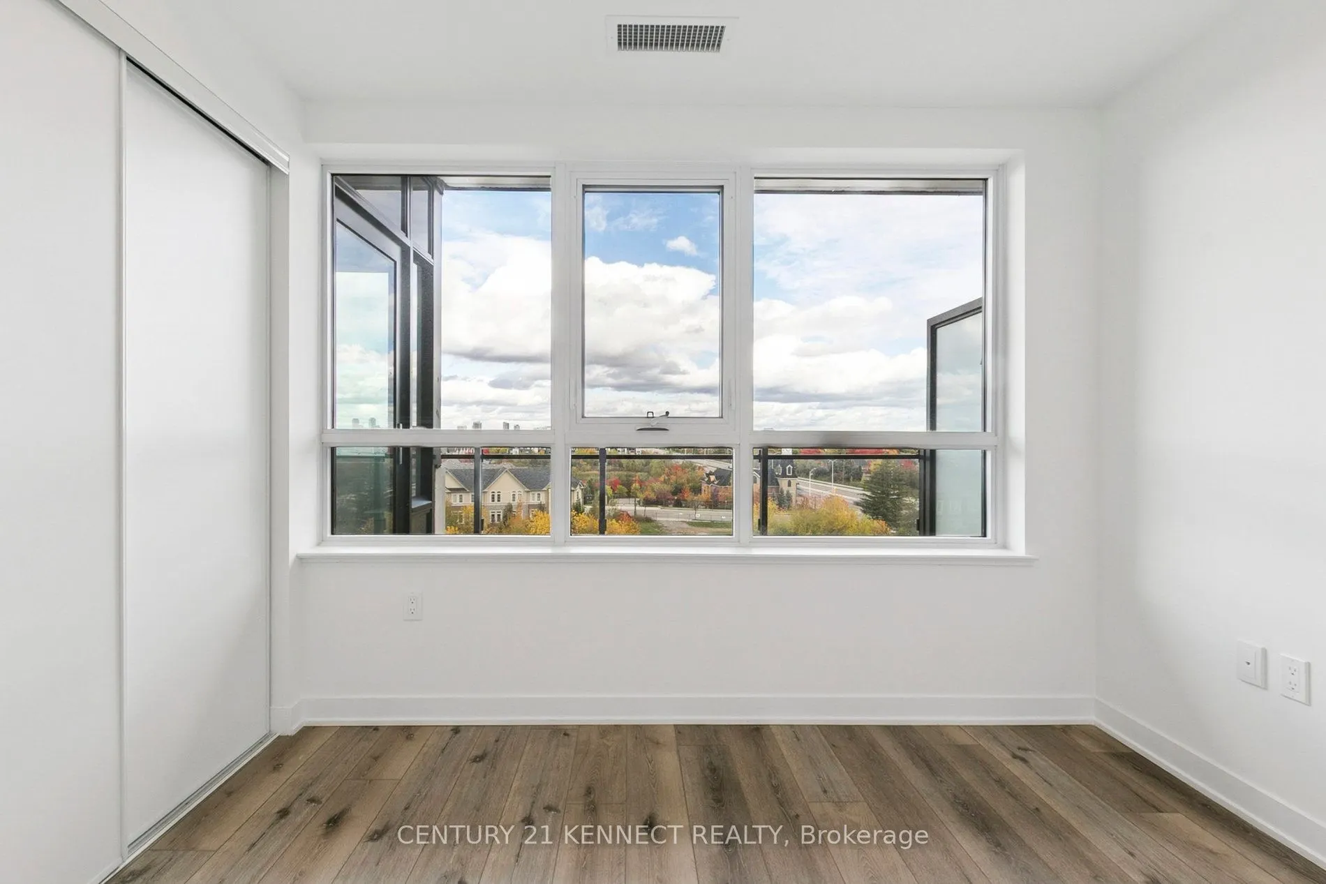 395 Dundas Street W, #628