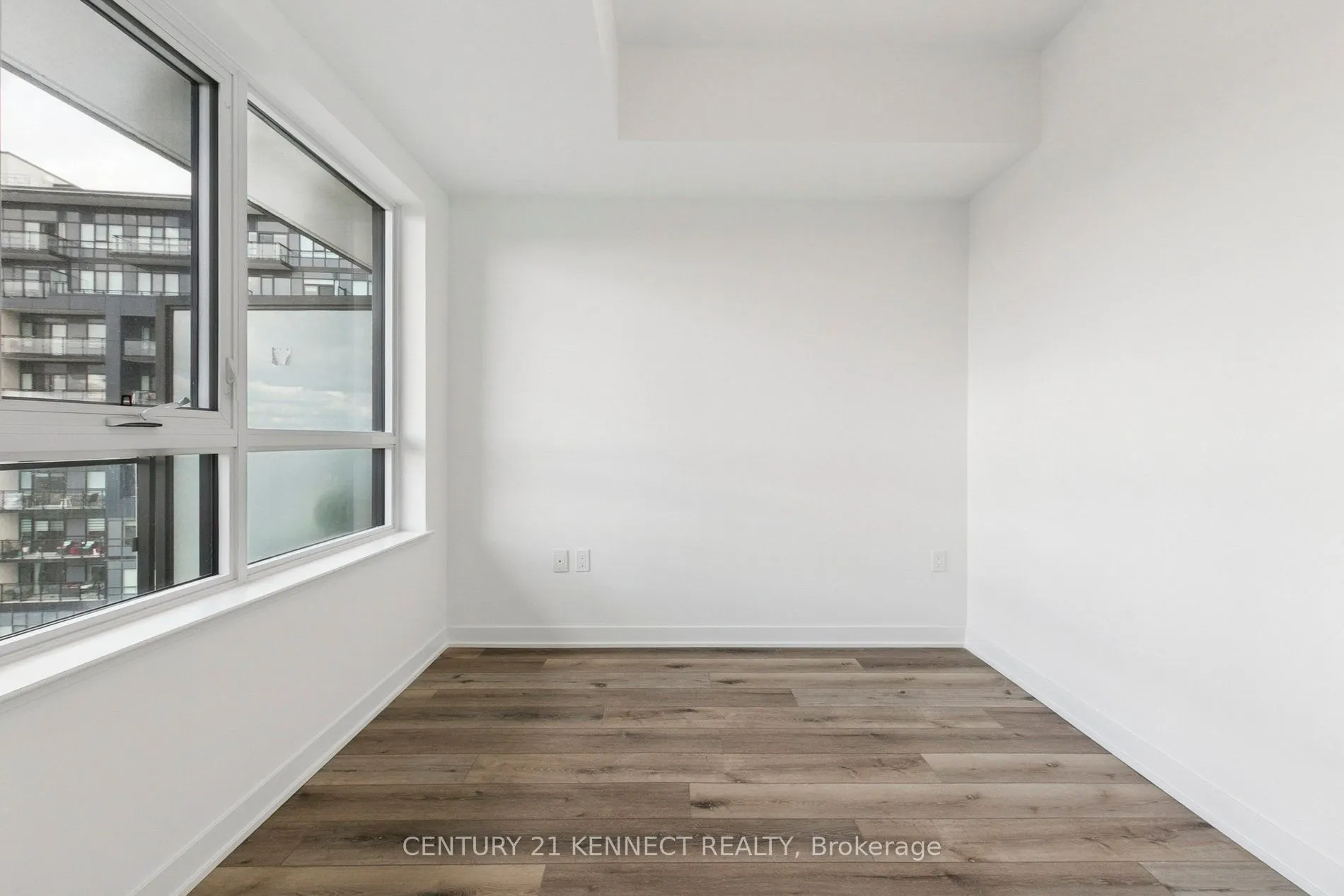 395 Dundas Street W, #628