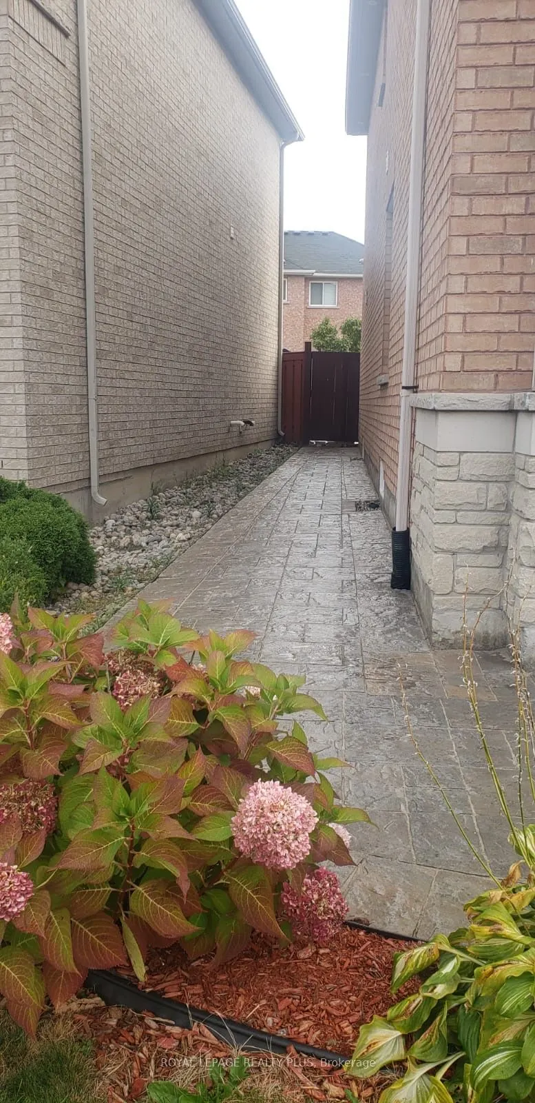 135 Earlsbridge Boulevard