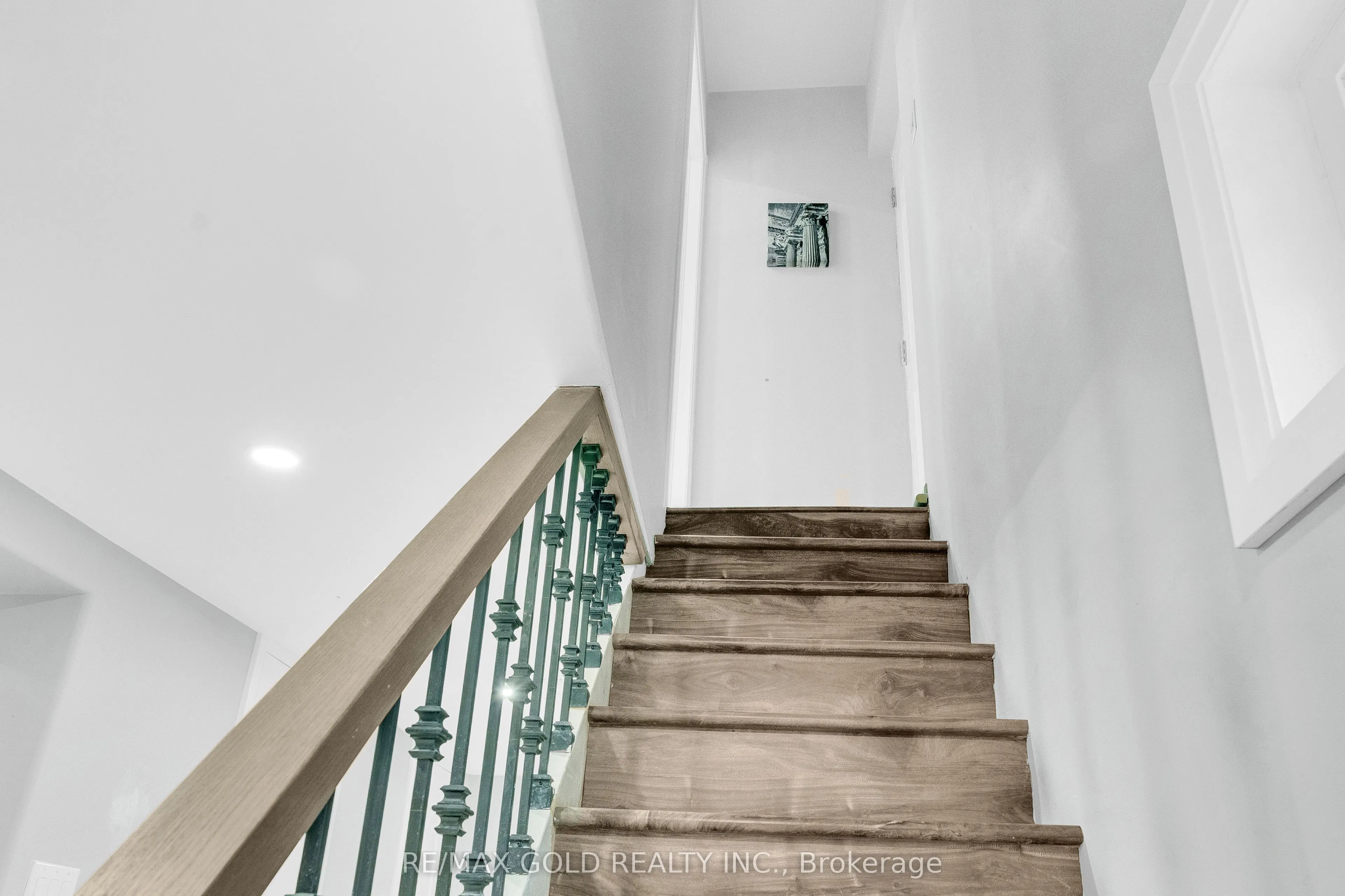 8 Fairglen Crescent