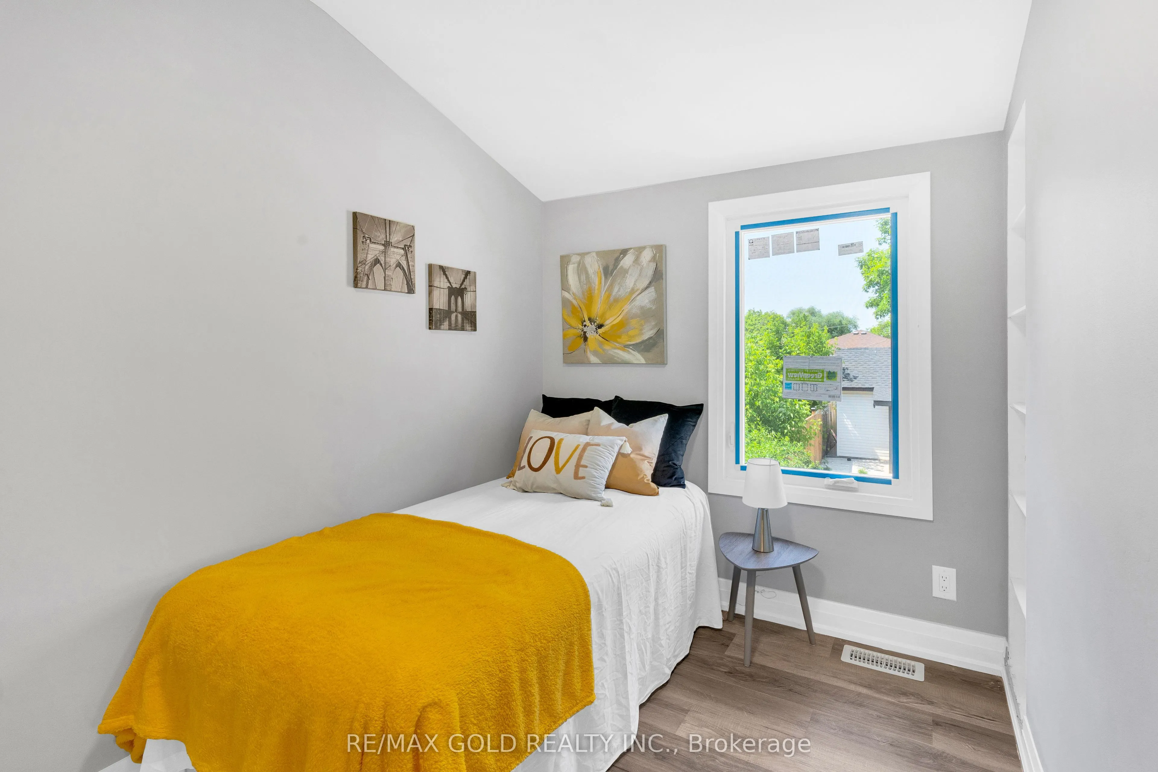 8 Fairglen Crescent