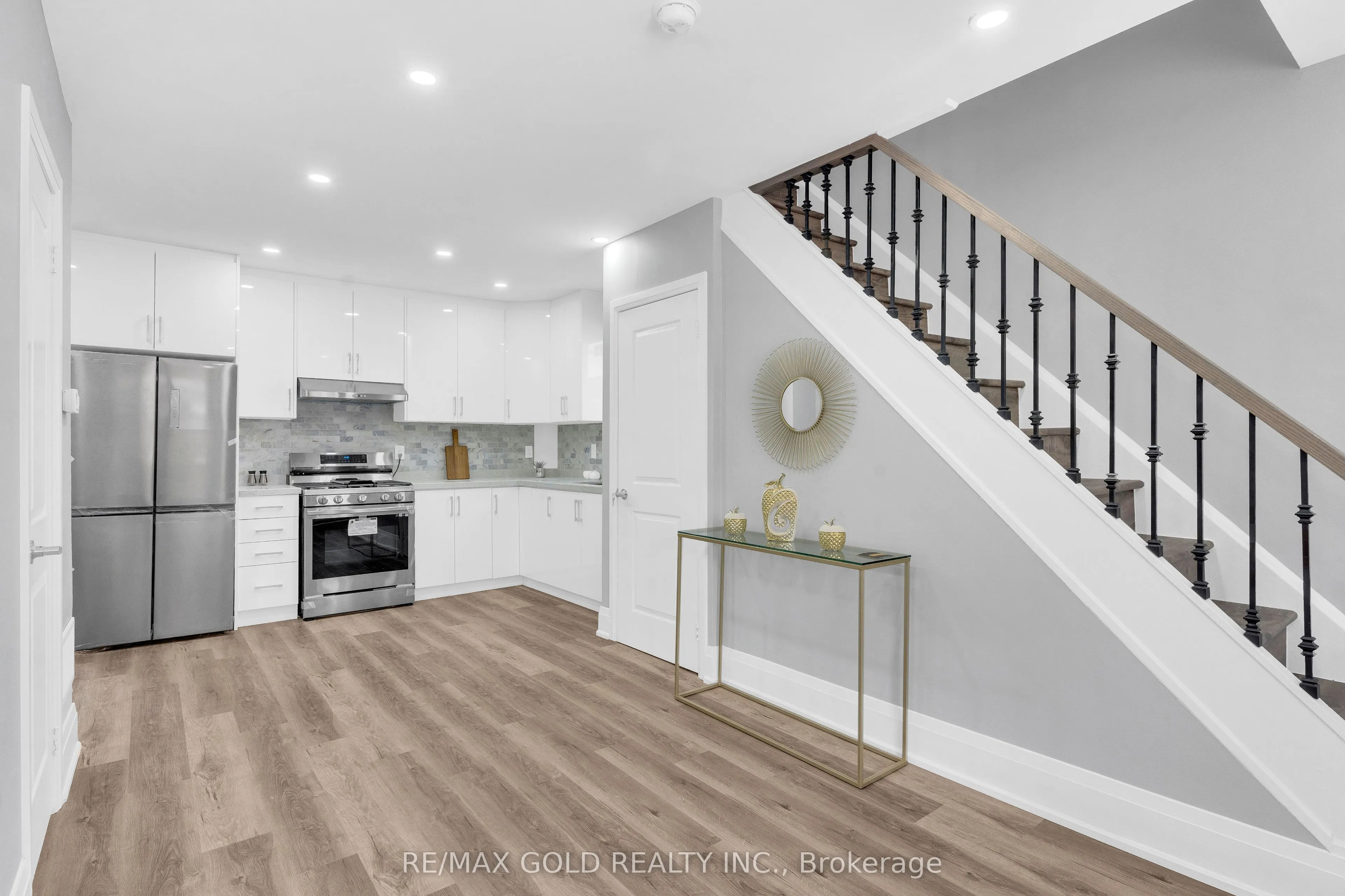 8 Fairglen Crescent