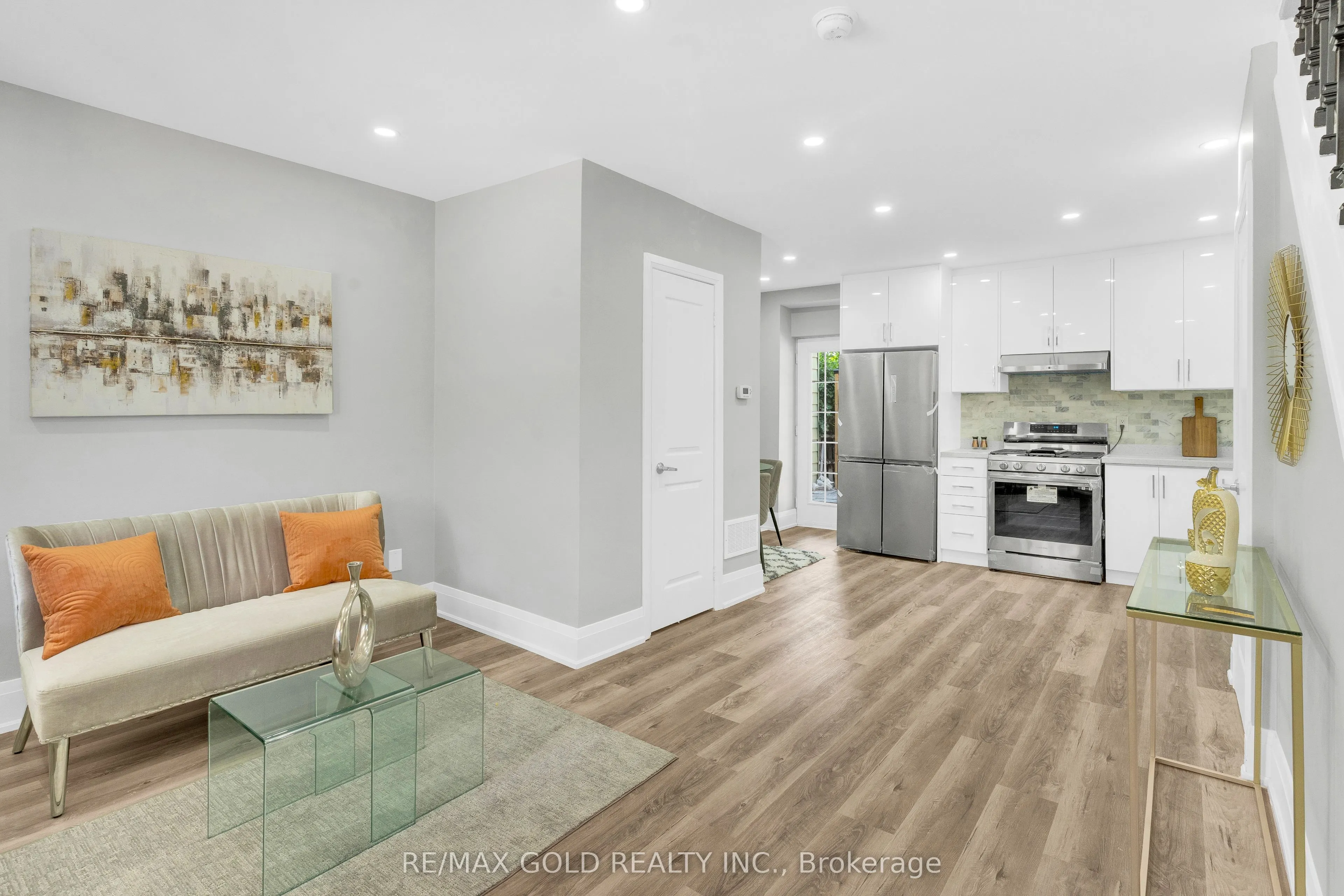 8 Fairglen Crescent