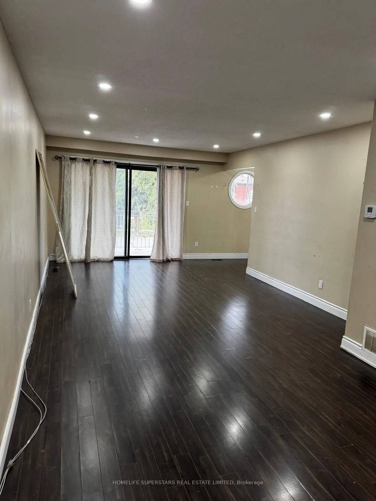 379 Archdekin Drive W