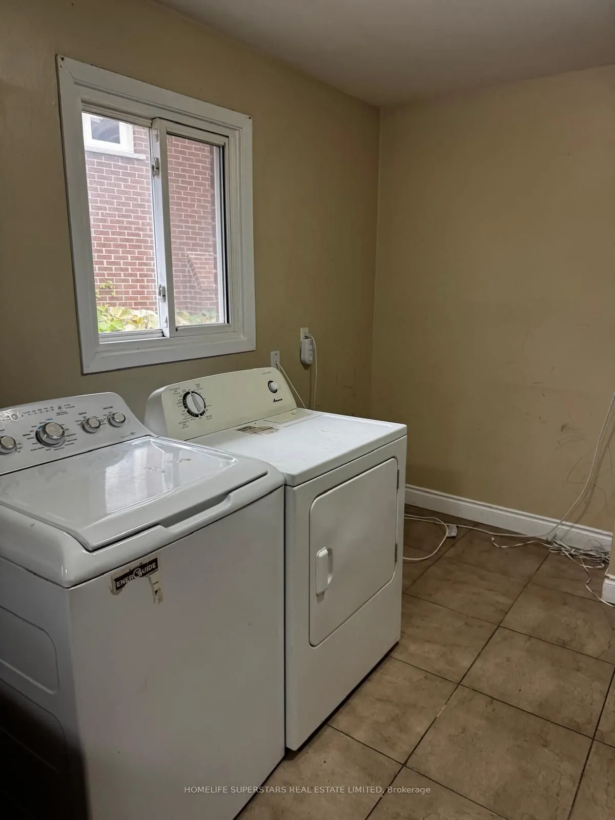 379 Archdekin Drive W