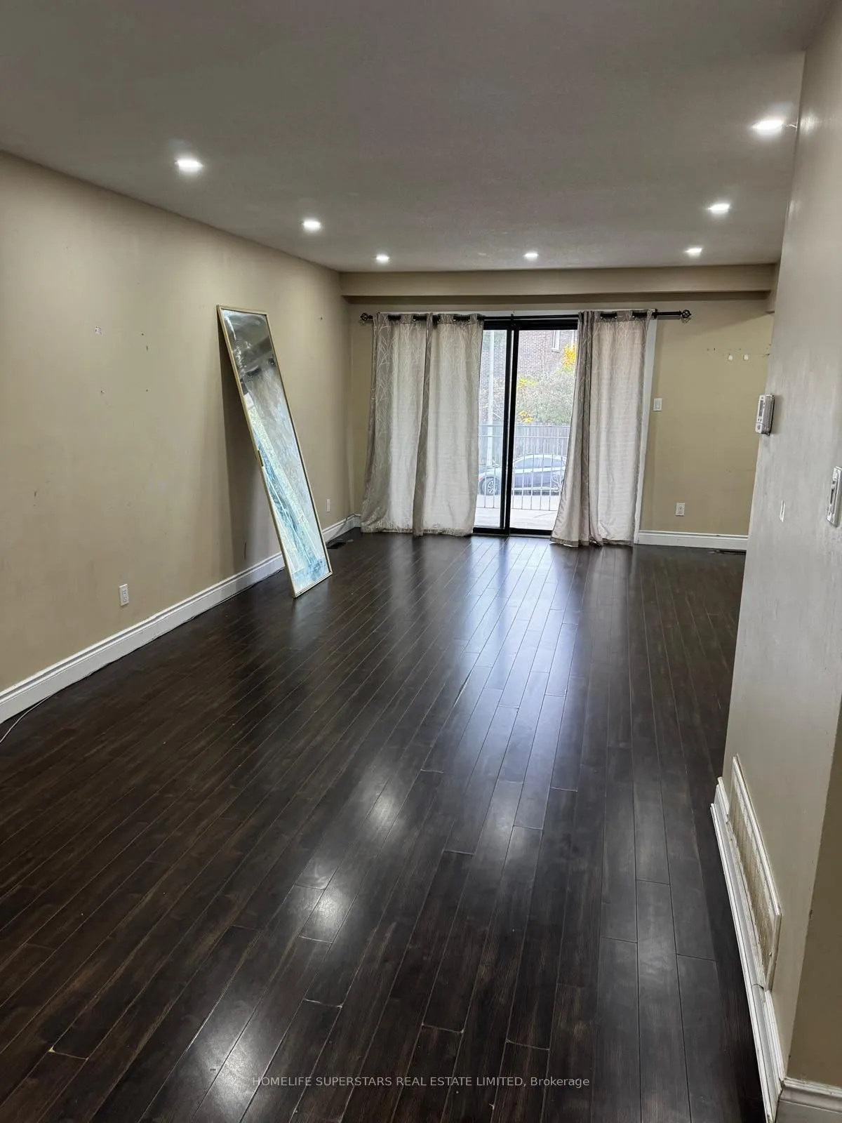 379 Archdekin Drive W