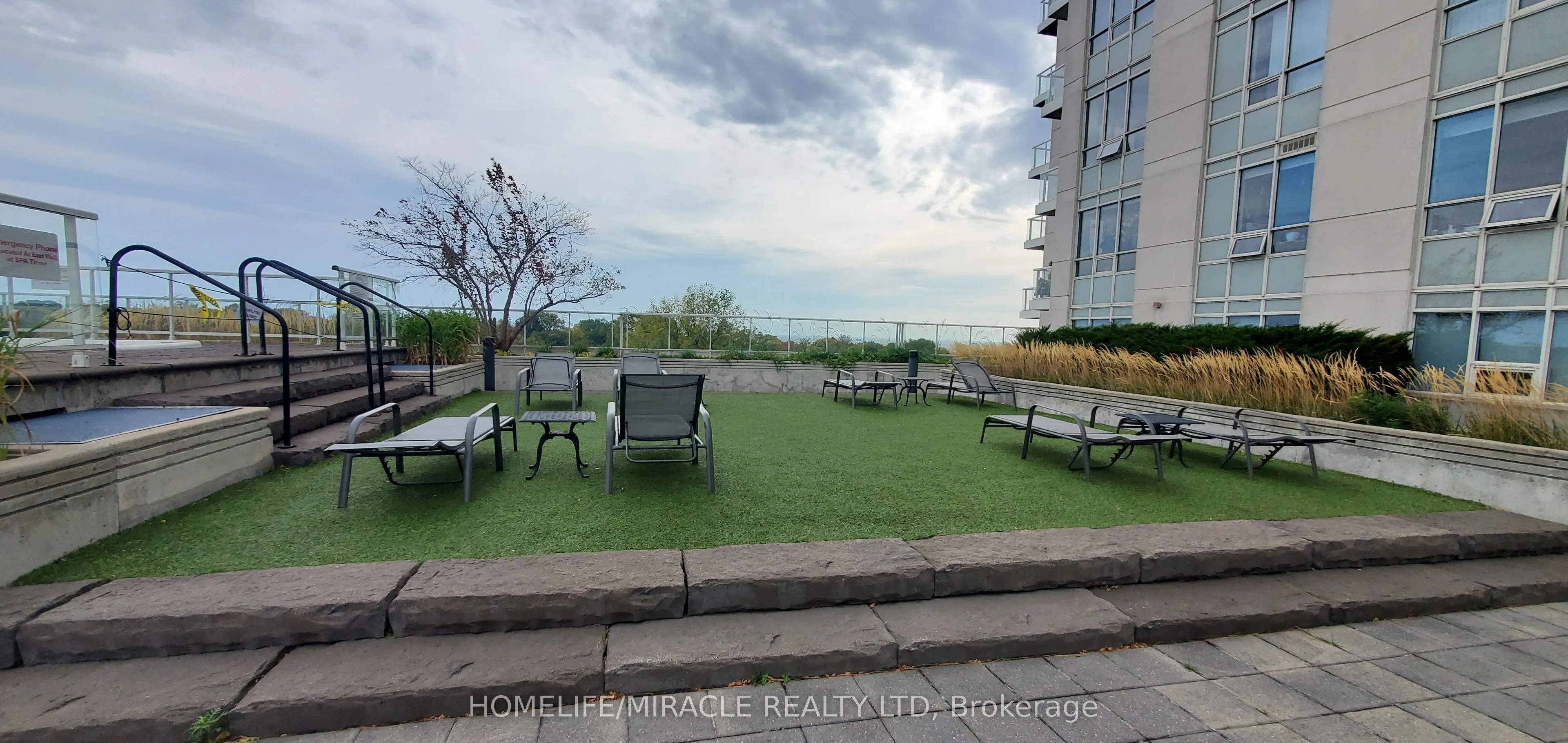 3865 Lake Shore Boulevard W, #408