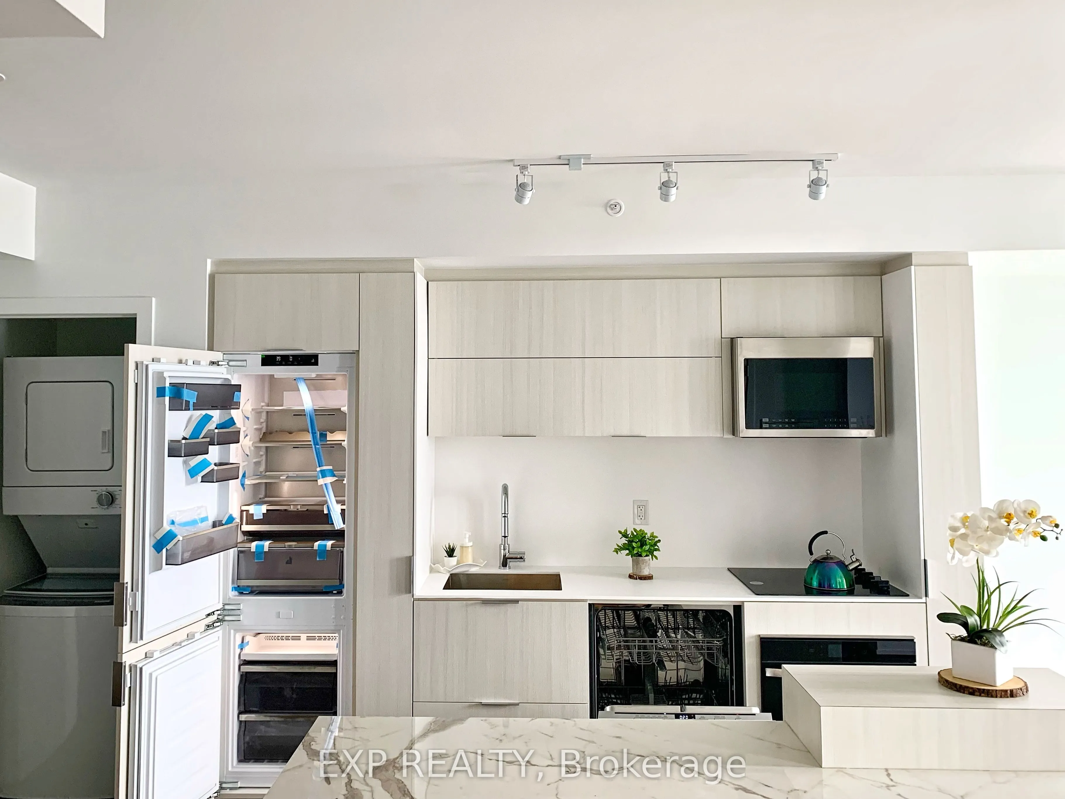 370 Martha Street, #806