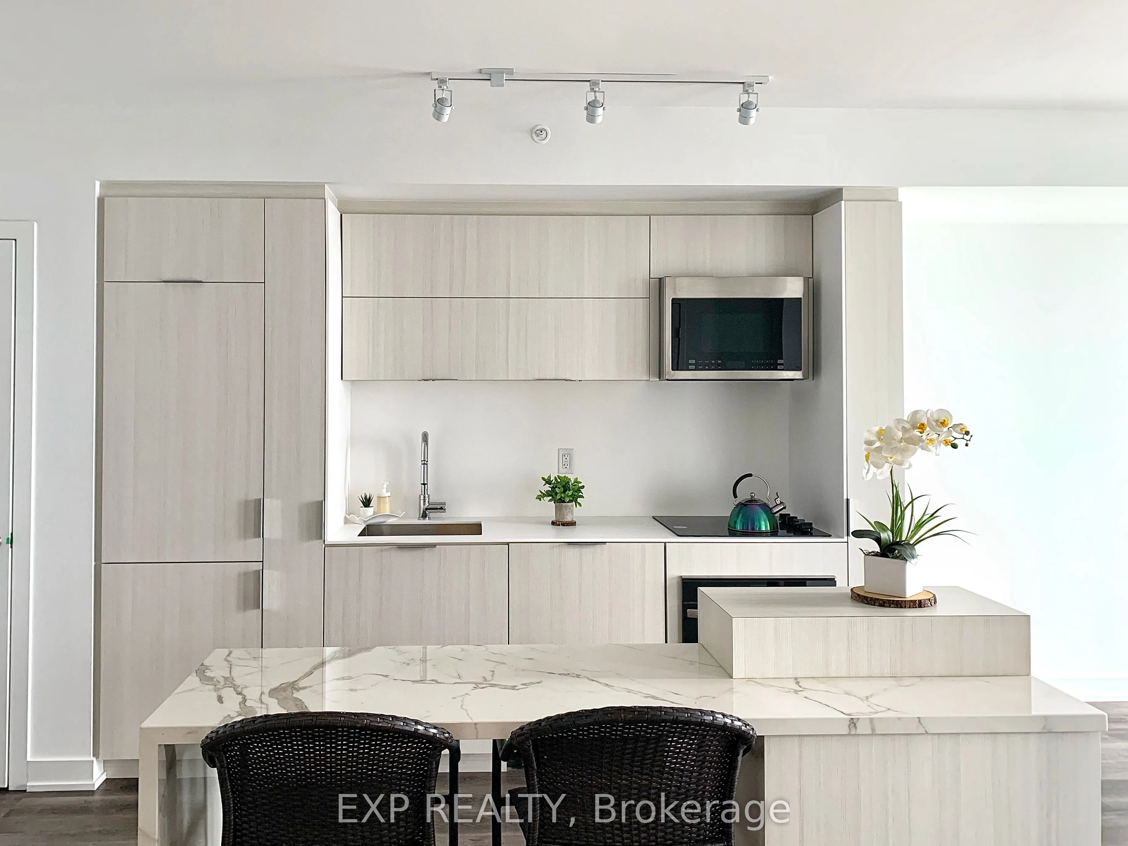 370 Martha Street, #806