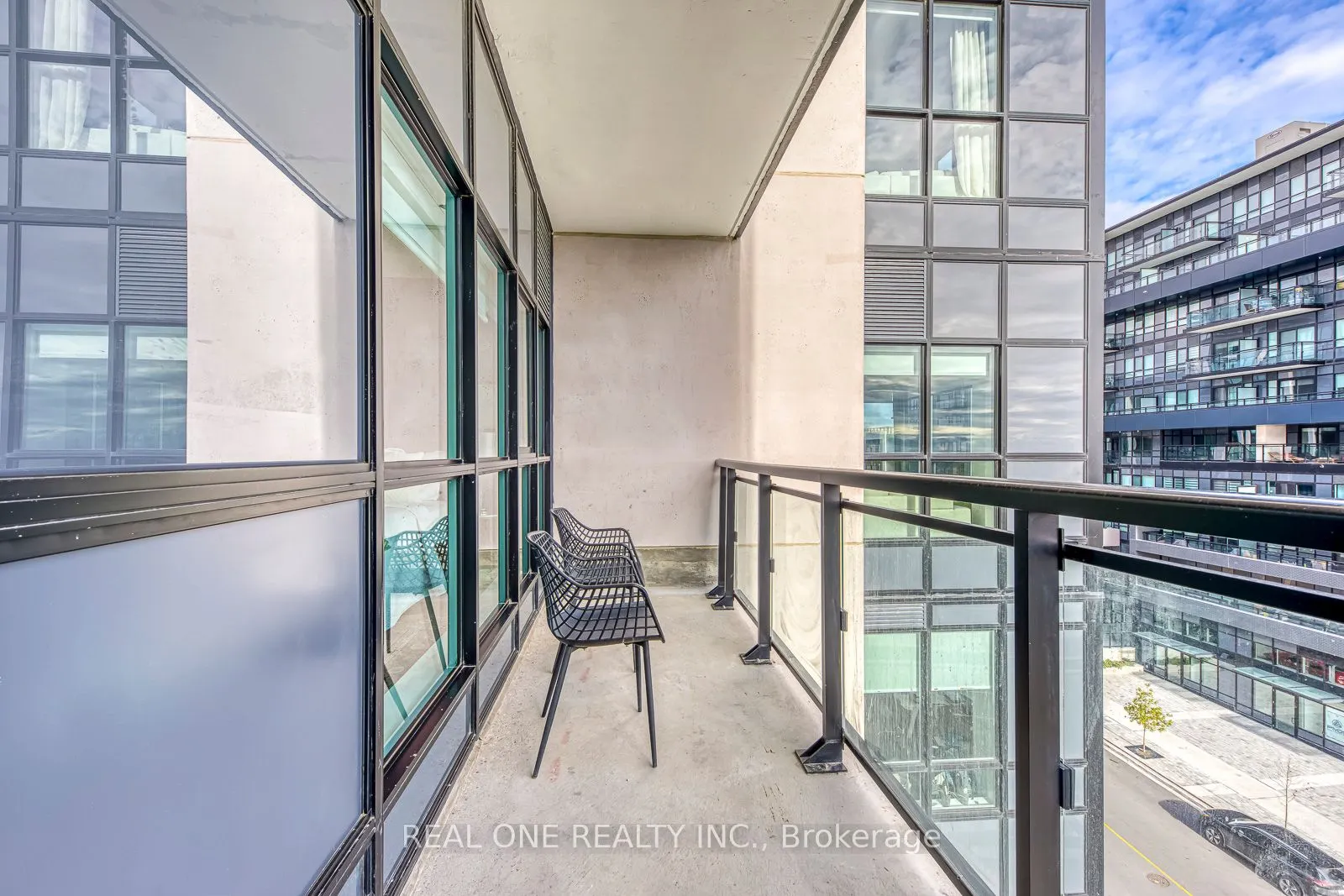 405 Dundas Street W, #526