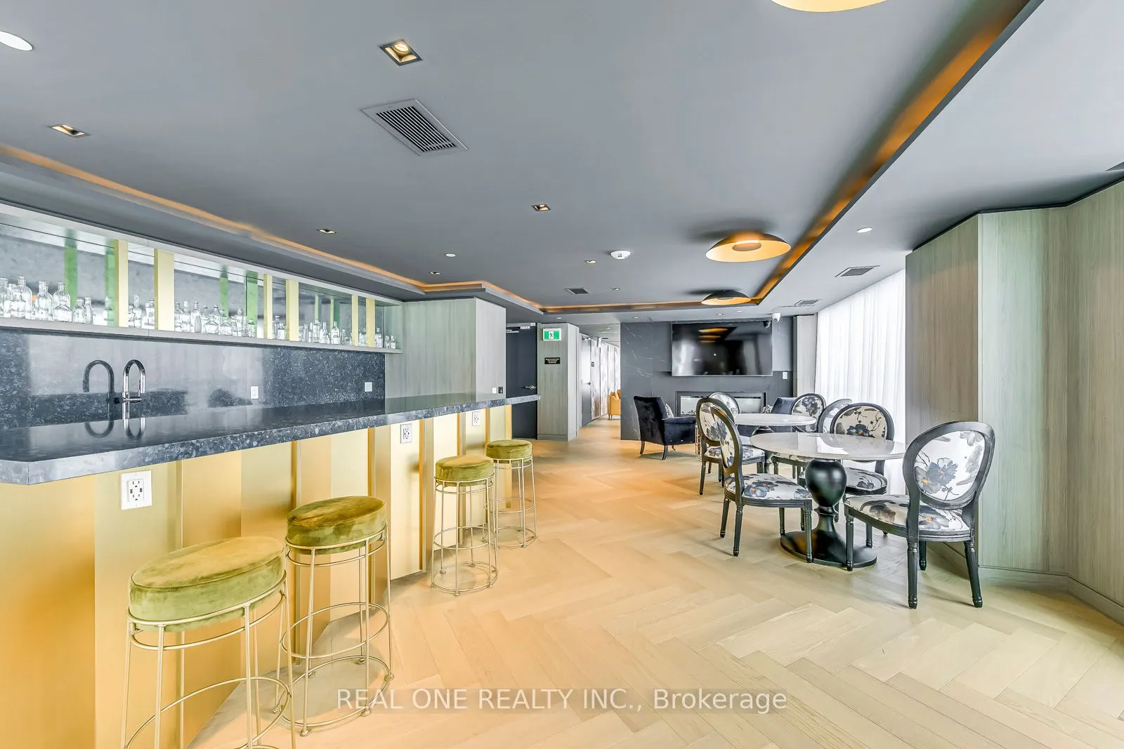 405 Dundas Street W, #526