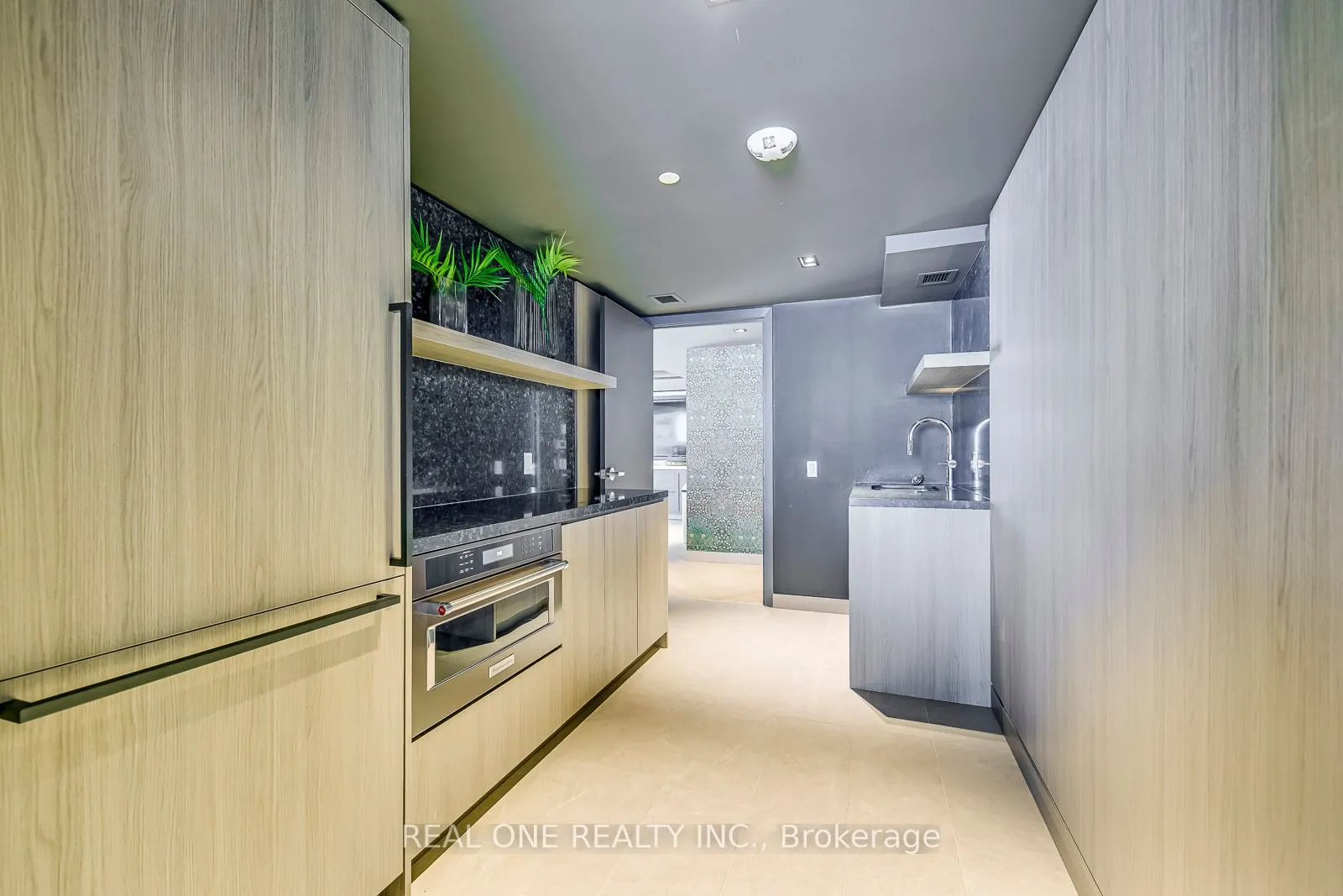 405 Dundas Street W, #526