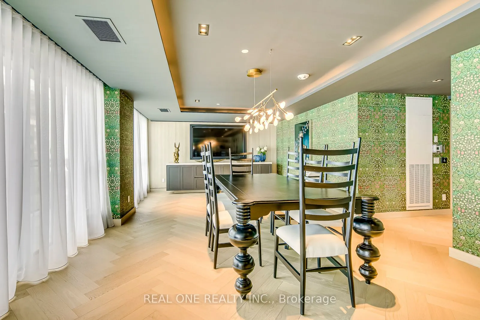 405 Dundas Street W, #526